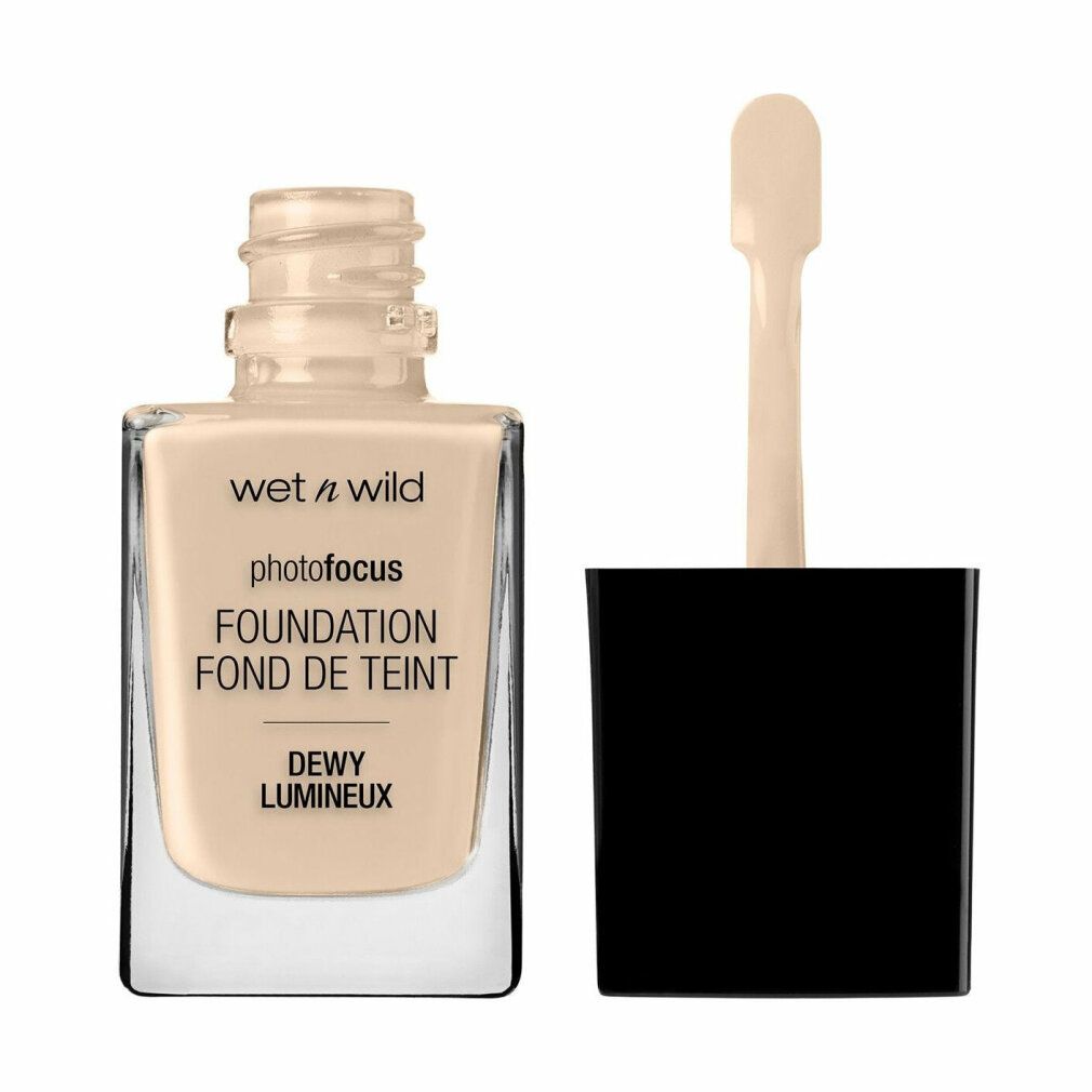 Wet n Wild Photo Focus Foundation. Glasflasche mit hellbeiger Flüssigkeit. Schwarzer Deckel mit Applikator. Text: Dewy Lumineux.