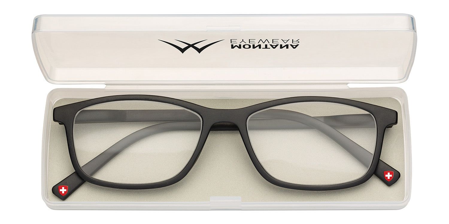 Schwarze Brille in einem weißen Etui. Das Etui ist geöffnet. Auf dem Etui steht "EAGLE EYE ANATOMY". Auf dem Brillenbügel ist ein Schweizer Kreuz abgebildet.