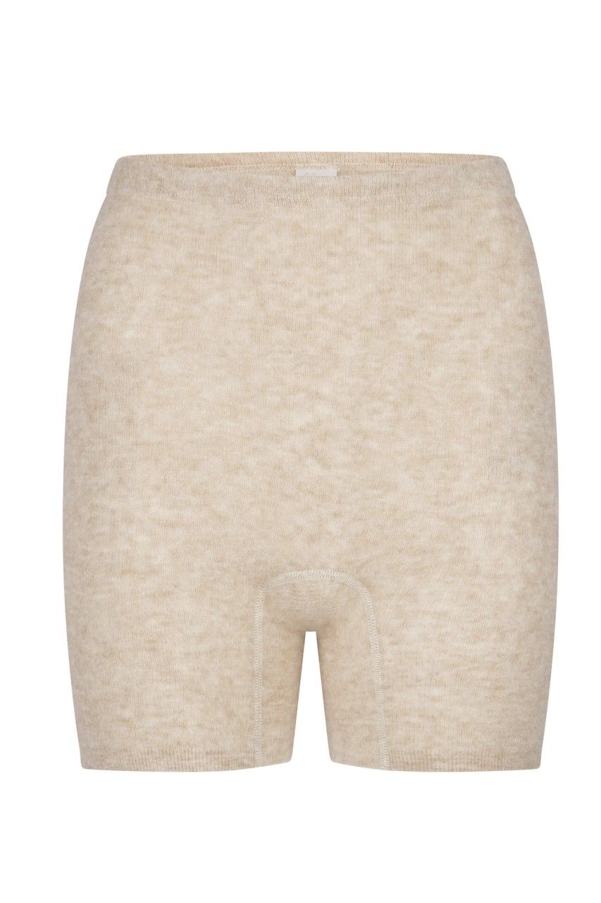 Beige Unterhose mit kurzem Bein. Aus weichem Material. Blick von vorne.