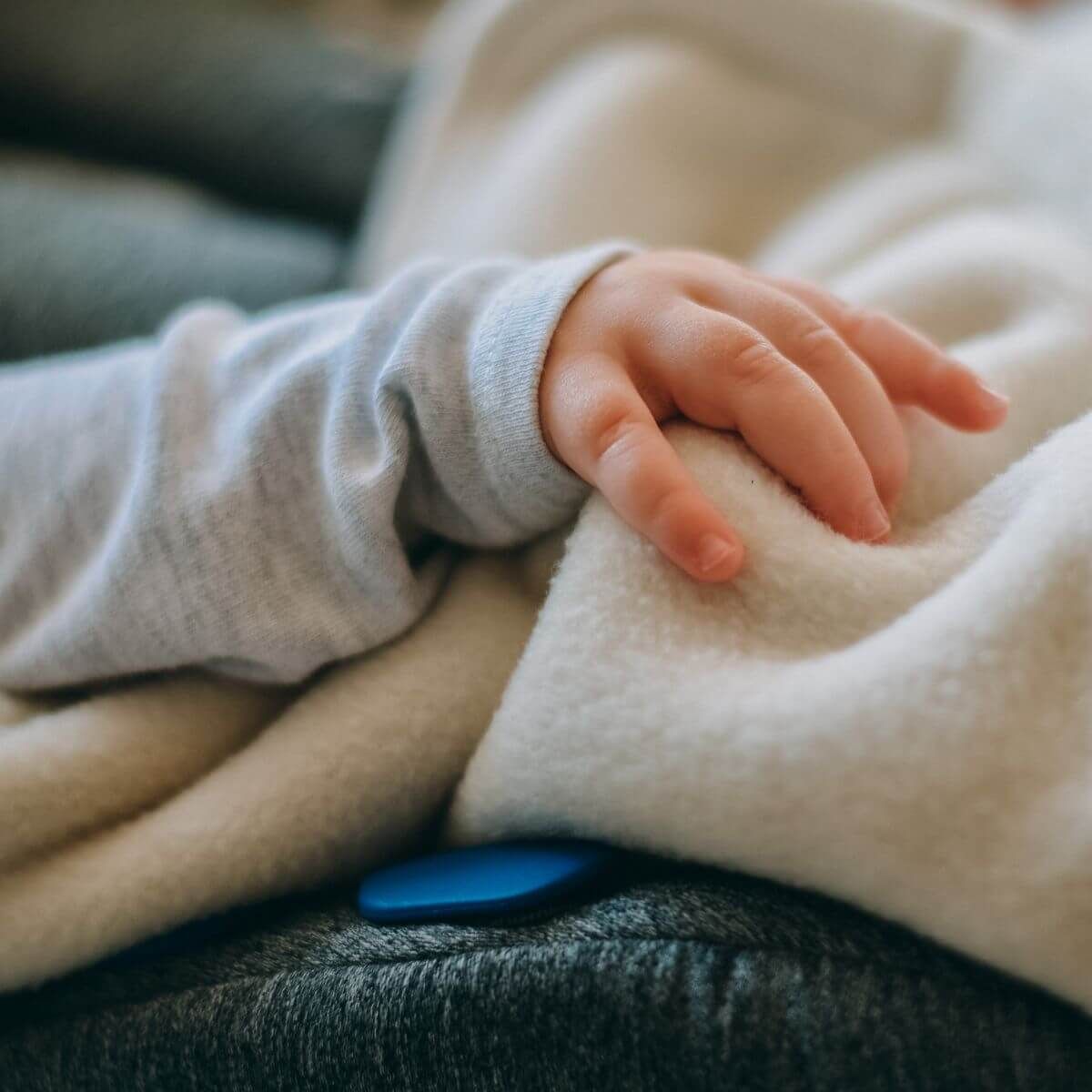 Hoppediz Babydecke Fleece Einschlagdecke für Autositz und Kinderwagen