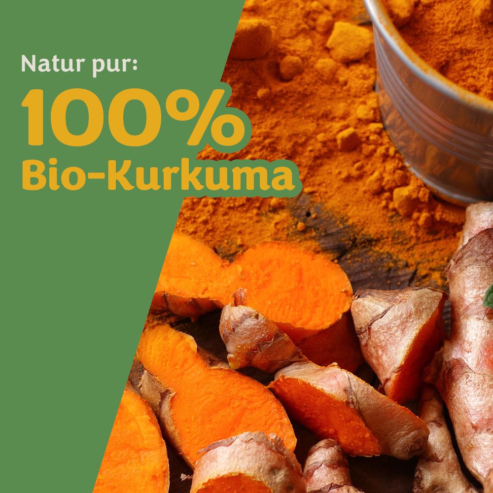Frische Kurkumawurzeln, teilweise aufgeschnitten, um das leuchtend orange Innere zu zeigen, umgeben von Kurkumapulver.