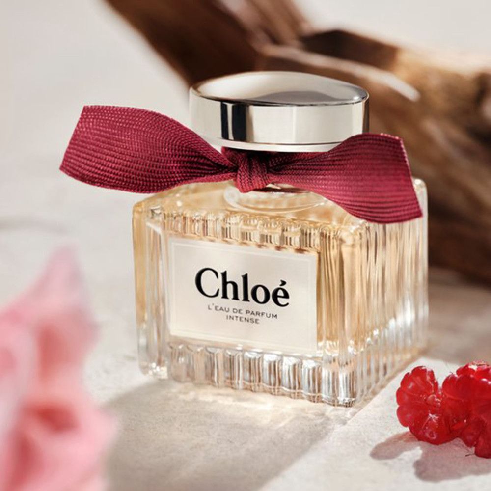 Quadratischer Flakon mit silbernem Deckel und roter Schleife. Aufschrift: Chloé L'Eau Parfum Intense.