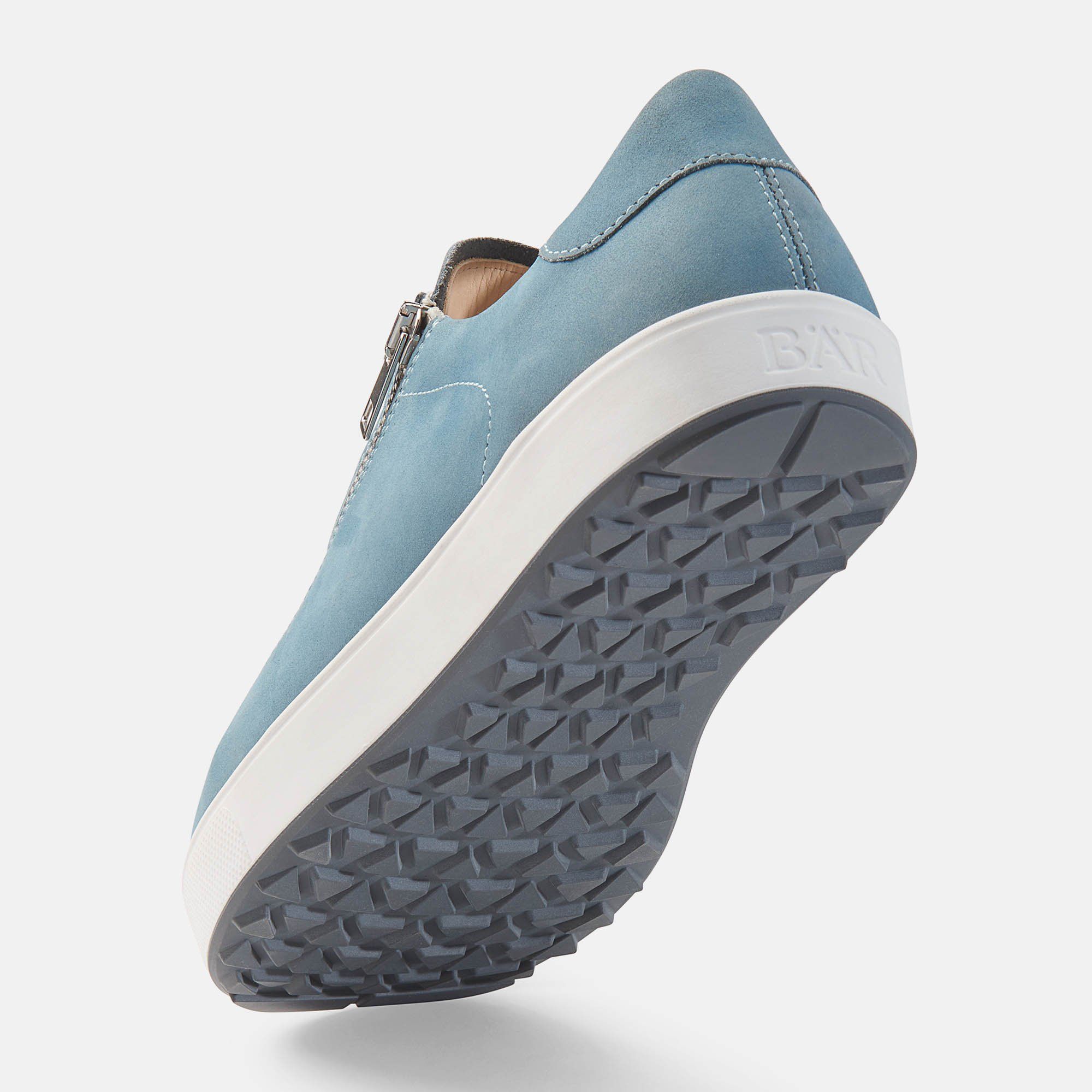 Hellblauer Schuh mit weißer Sohle und Reißverschluss. Graue Sohle mit Profil. BÄR-Logo an der Ferse.