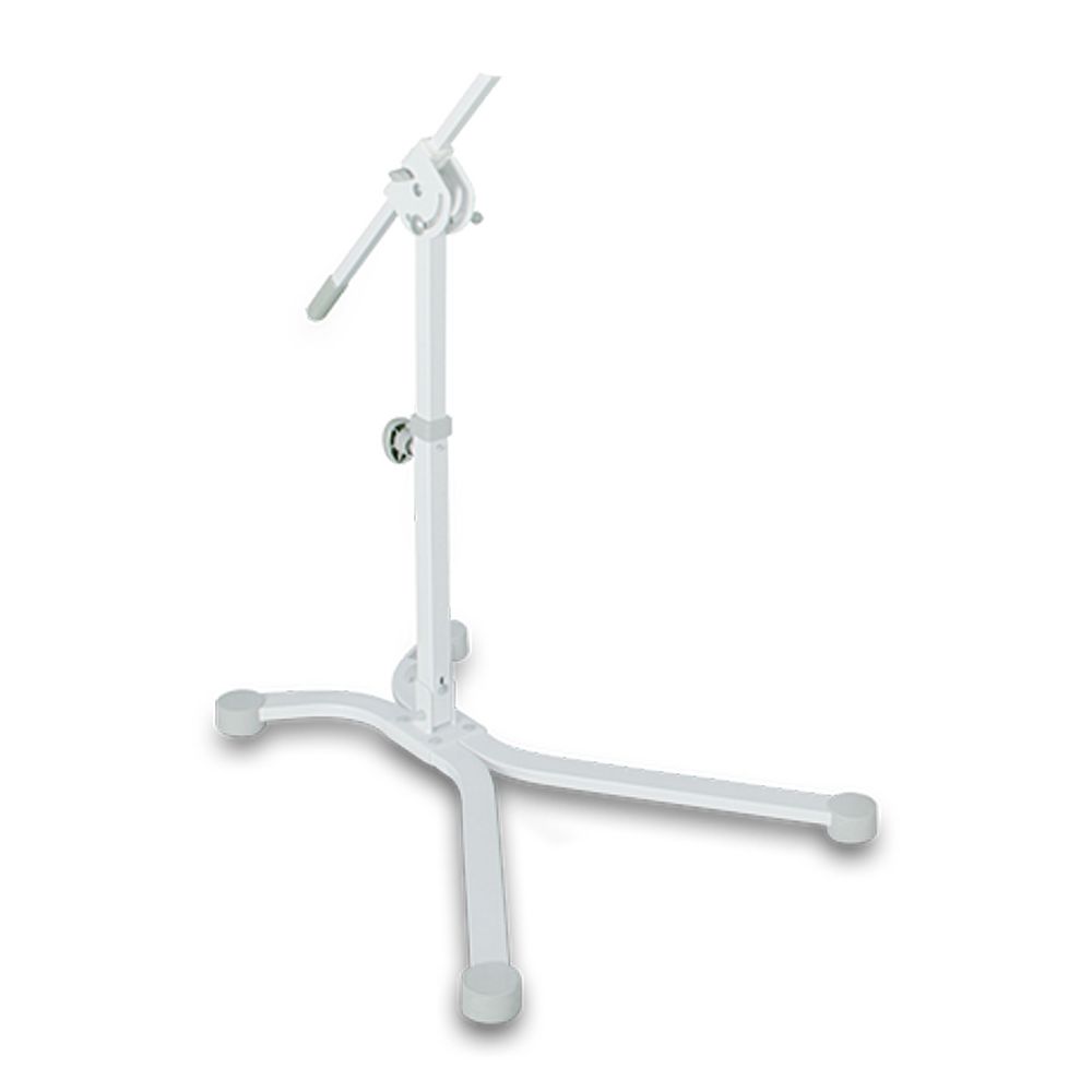 Weißes Bodenstativ mit dreibeiniger Basis und verstellbarem Arm. Runde Füße. Metallkonstruktion.