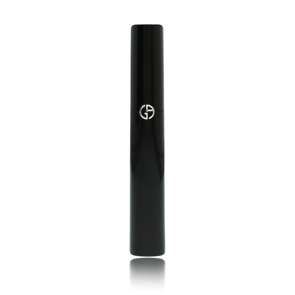 Schwarze Mascara-Tube mit silbernem Logo. Zylindrische Form, glänzende Oberfläche.
