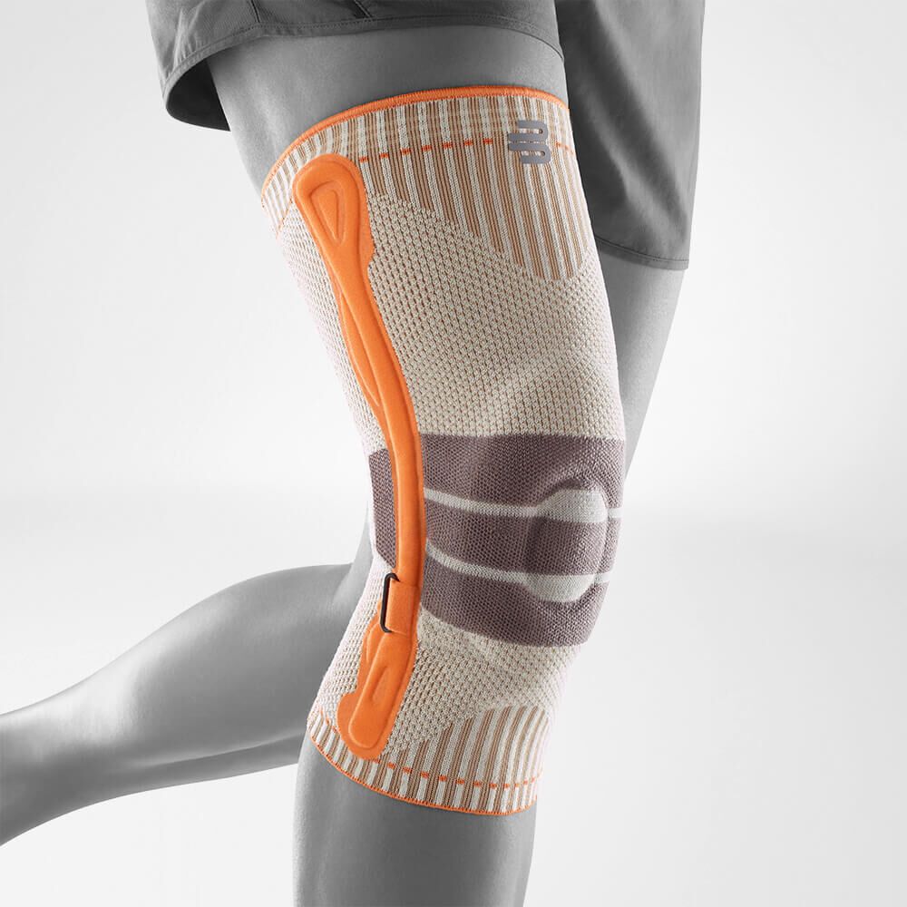 Bauerfeind Kniebandage mit seitlicher Stabilisierung, getragen am Knie.
