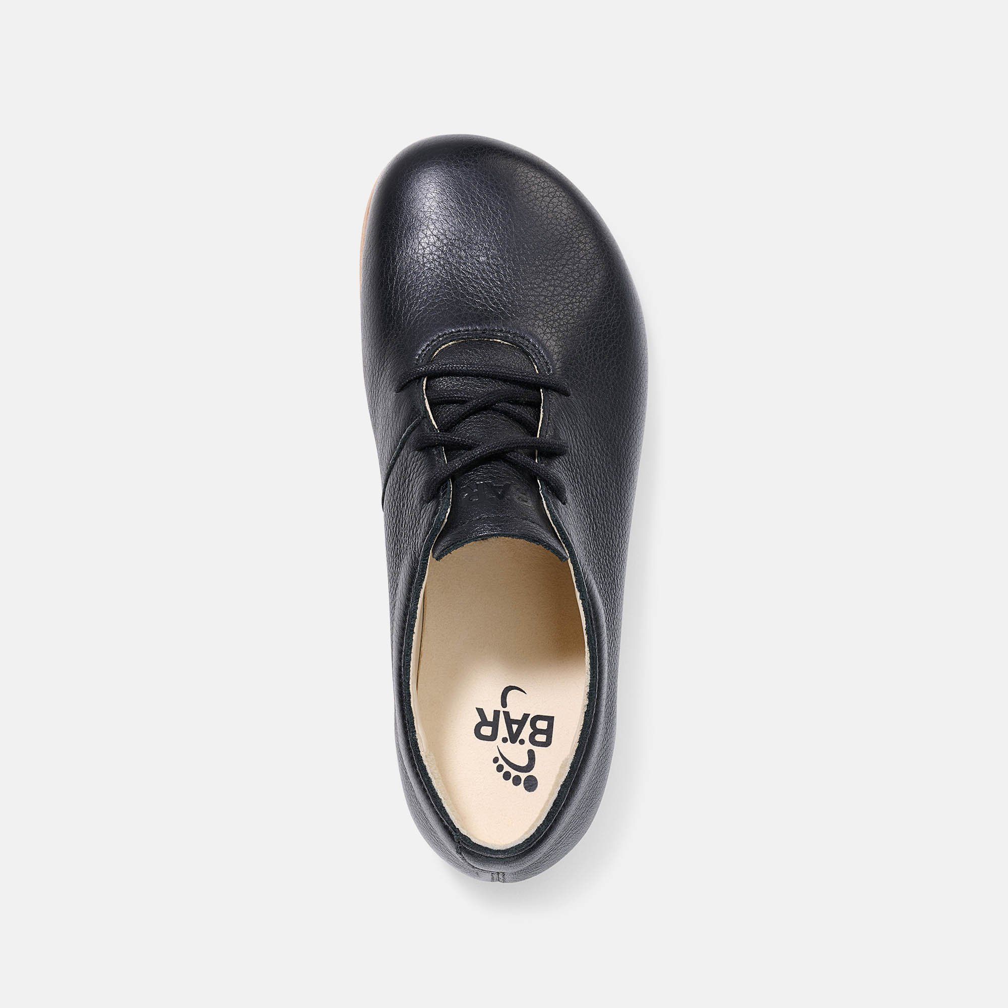 Schwarzer Lederschnürschuh von oben. Innensohle mit Logo und Fußabdruck.