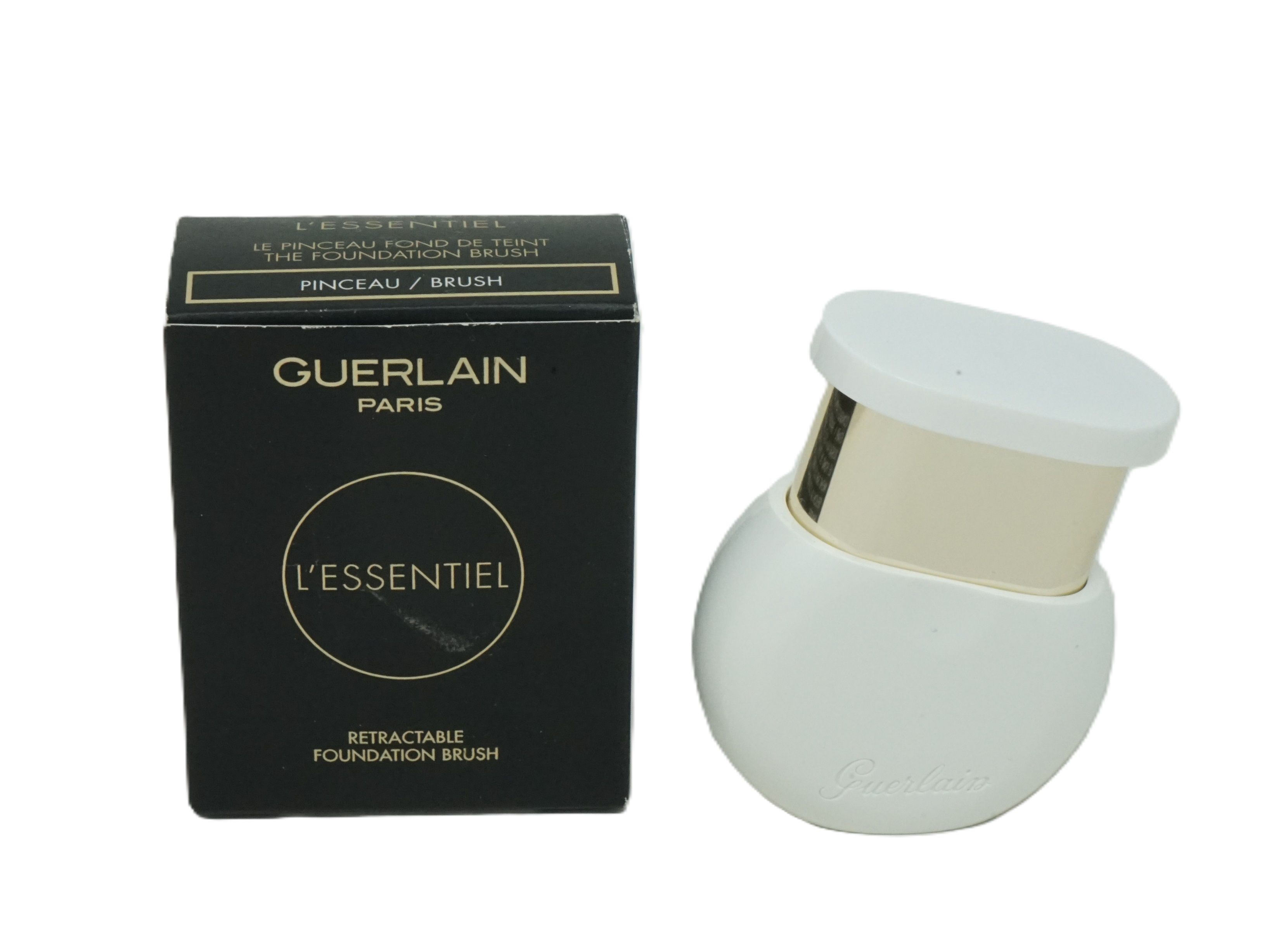 Schwarze Verpackung mit Goldaufdruck und weißer Make-up-Pinsel. Auf der Verpackung steht "GUERLAIN PARIS L'ESSENTIEL".