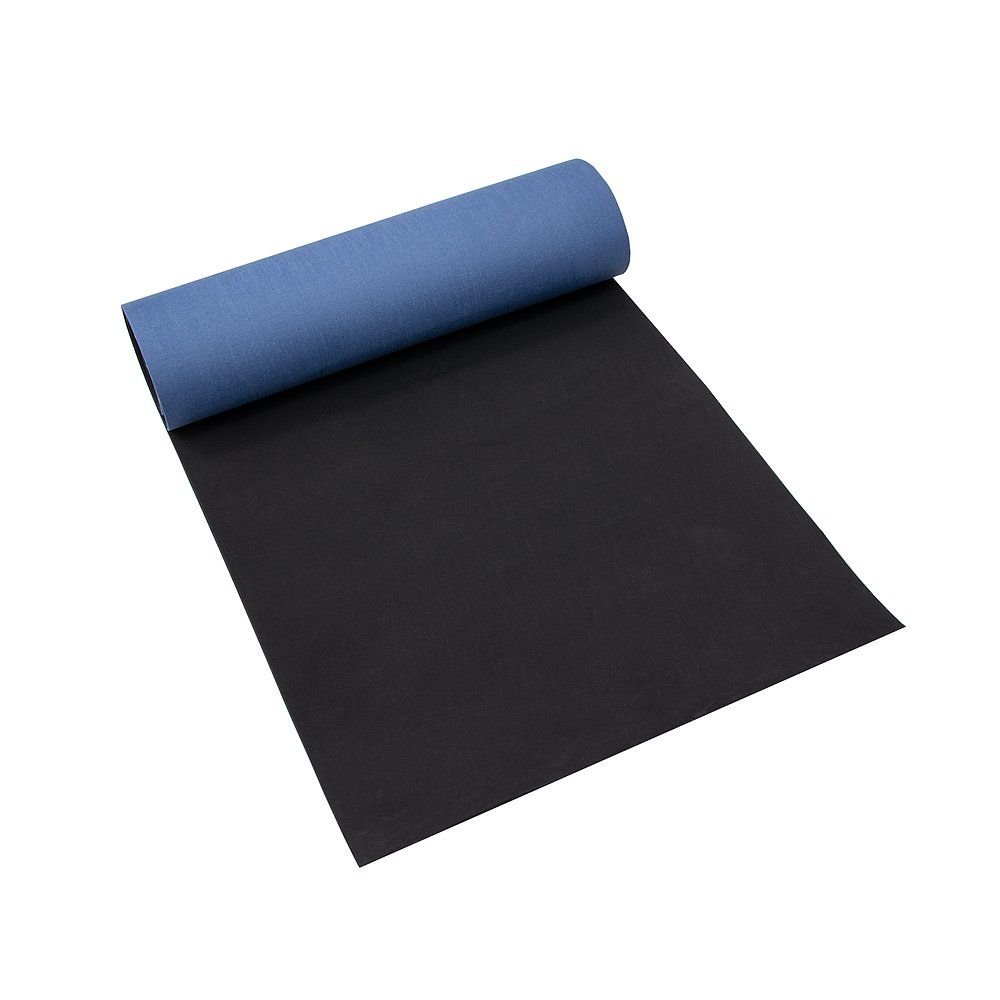 Yoga- und Gymnastikmatte, teilweise ausgerollt. Blaue Oberseite, schwarze Unterseite. Rolle sichtbar.