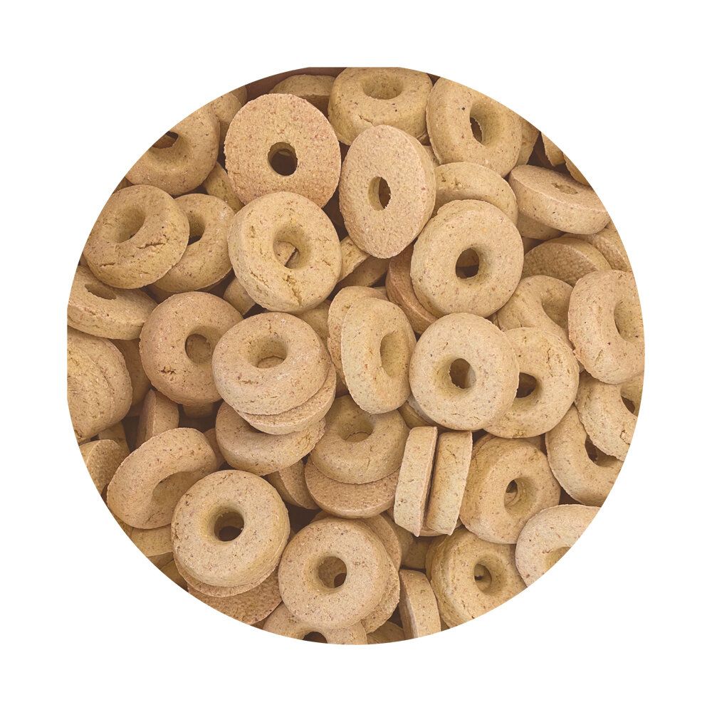 Haufen von Maiskeimringe, ringförmige, helle Snacks. Auf weißem Hintergrund, in einem Kreis angeordnet.