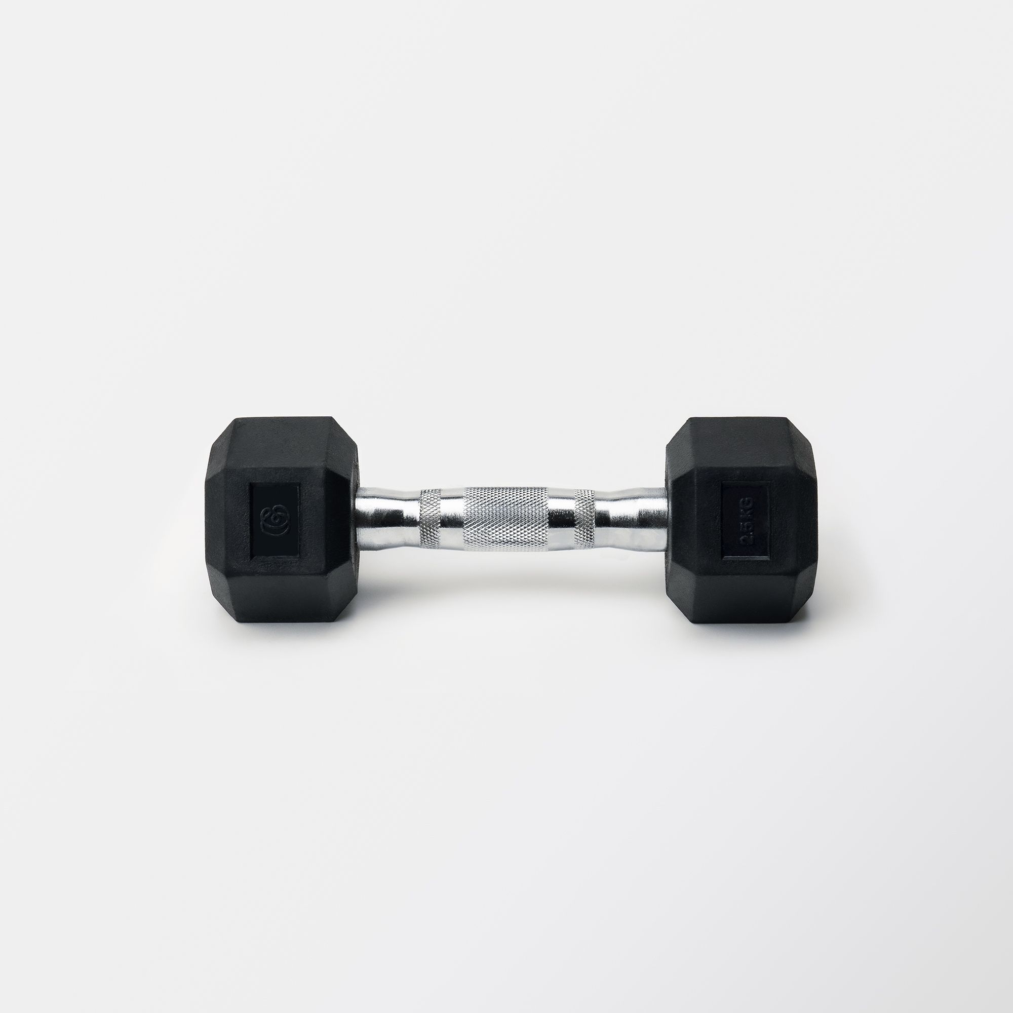 Schwarze Kurzhantel mit sechseckigen Enden und geriffelter Metallstange. Auf weißem Hintergrund.