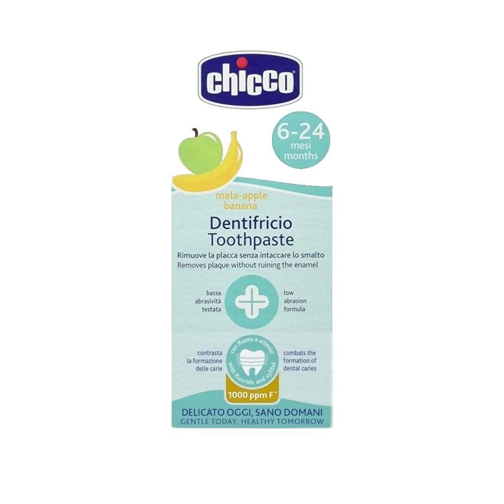 Verpackung von CHICCO Zahnpasta. Text: 6-24 mesi, Dentifricio Toothpaste. Apfel-Banane-Motiv. Weiß, hellblau und grün.