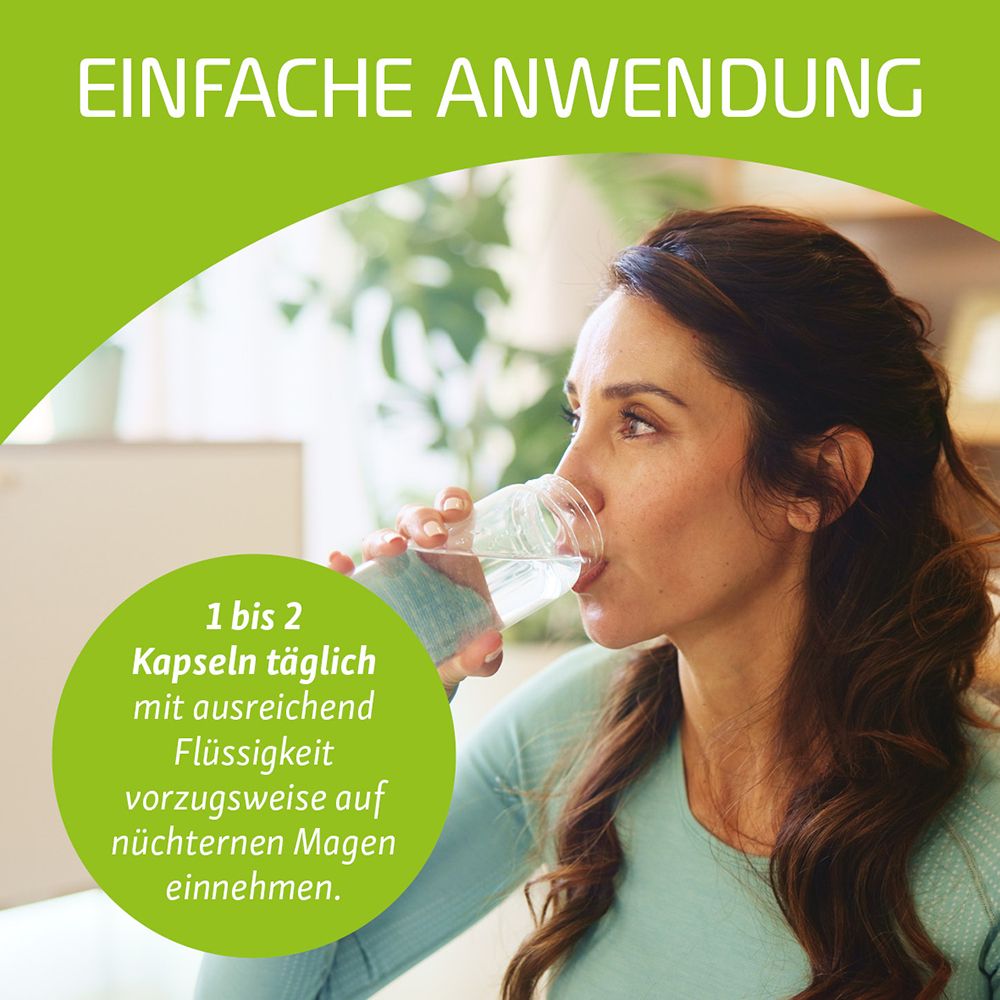 Frau trinkt Wasser. Text: 1 bis 2 Kapseln täglich mit ausreichend Flüssigkeit, vorzugsweise auf nüchternen Magen, einnehmen.
