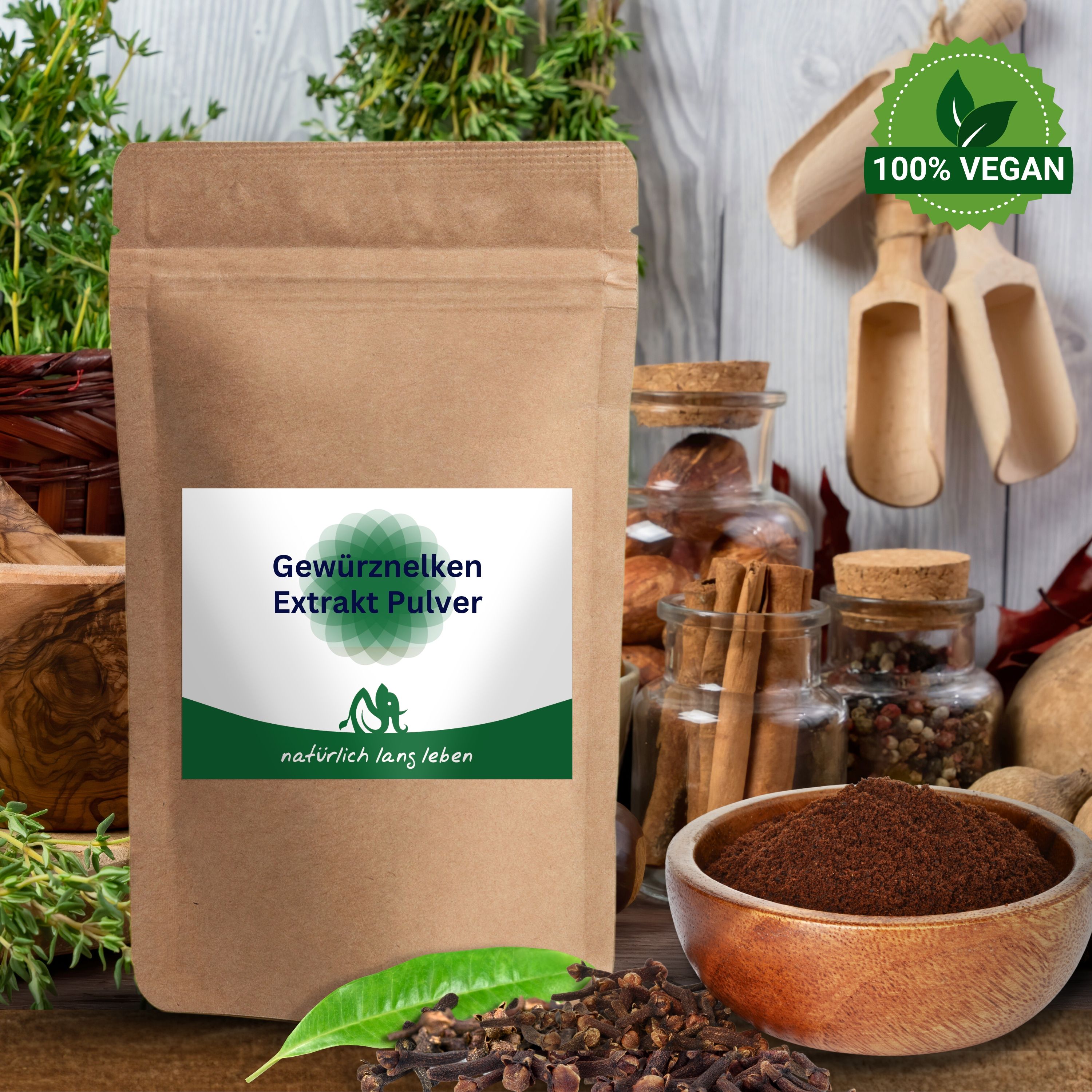 Braune Tüte mit Etikett. Auf dem Etikett steht: Gewürznelken Extrakt Pulver. Logo und Schriftzug: natürlich lang leben. 100% Vegan.