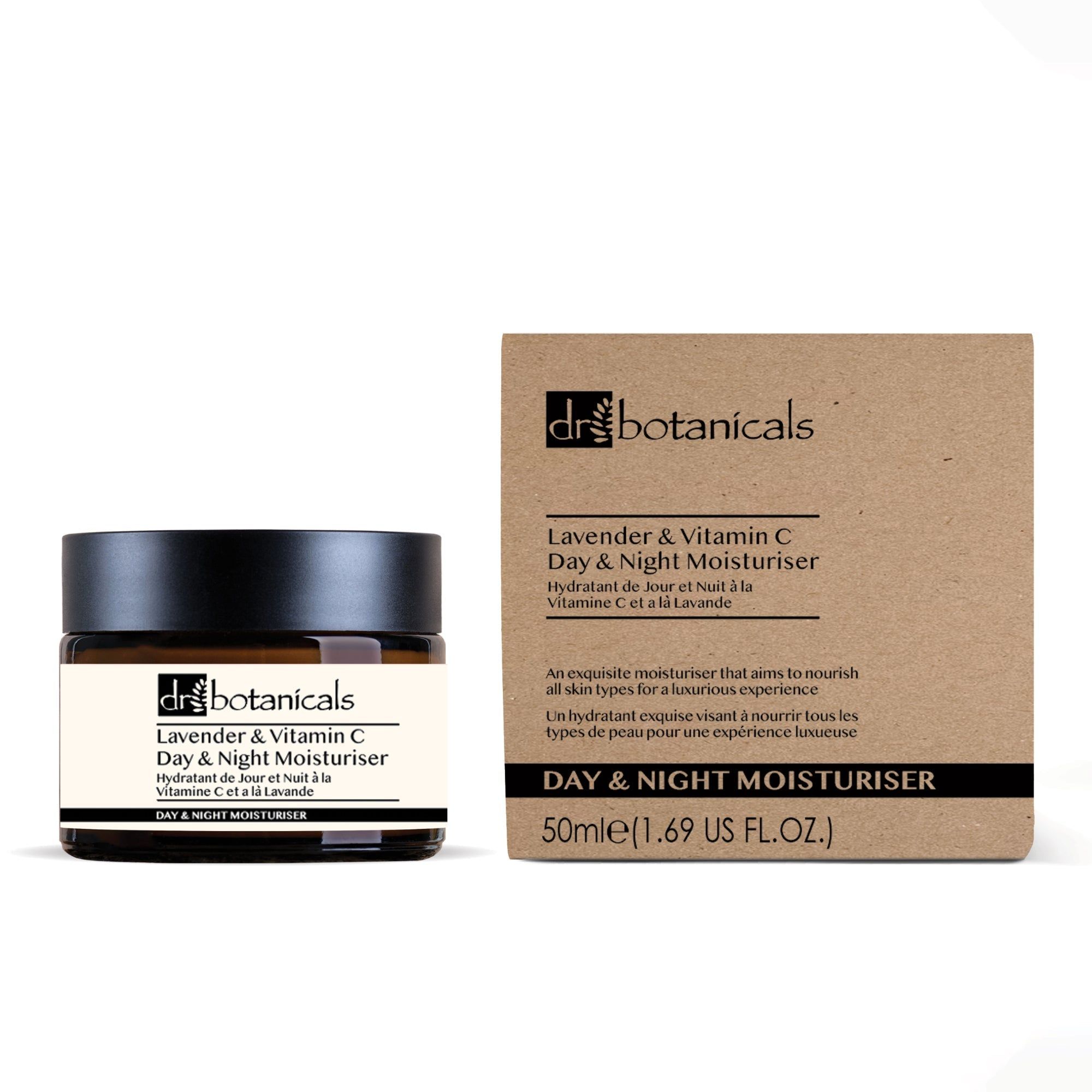 Braunglas-Tiegel und Verpackung. Etikett mit Produktnamen und Marke: Dr Botanicals Lavendel & Vitamin C Tages- und Nachtfeuchtigkeitspflege. Karton.