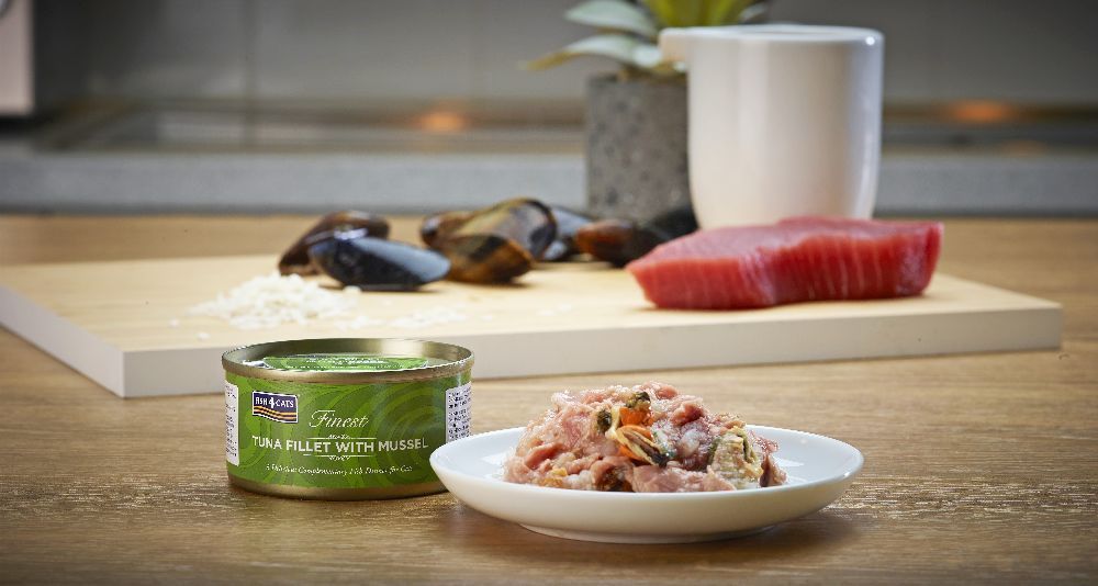 Thunfischfilet mit Grünlippmuschel in Dose und auf Teller. Auf einem Holzbrett: Thunfisch, Muscheln. Text: Finest Thunfischfilet mit Muschel.