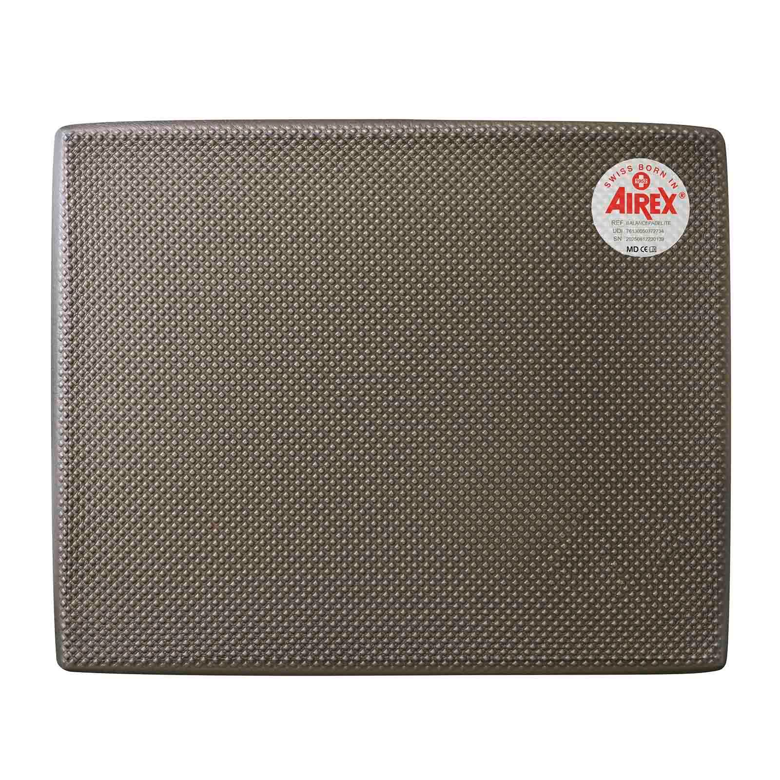 Braunes Balance-Pad Elite. Rechteckig, strukturierte Oberfläche. Airex-Logo mit Schriftzug. Swiss Made.
