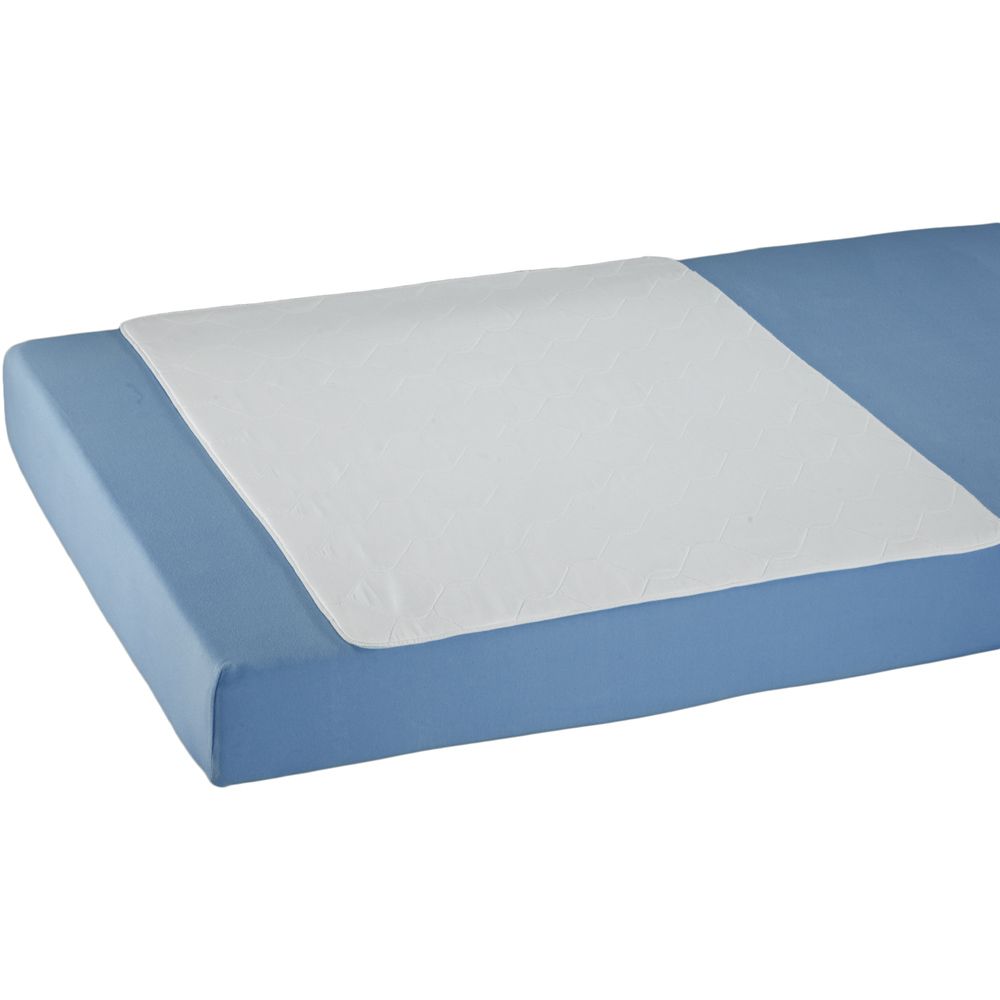 Weiße Bettauflage auf blauem Bett. Rechteckige Form. Baumwolle.