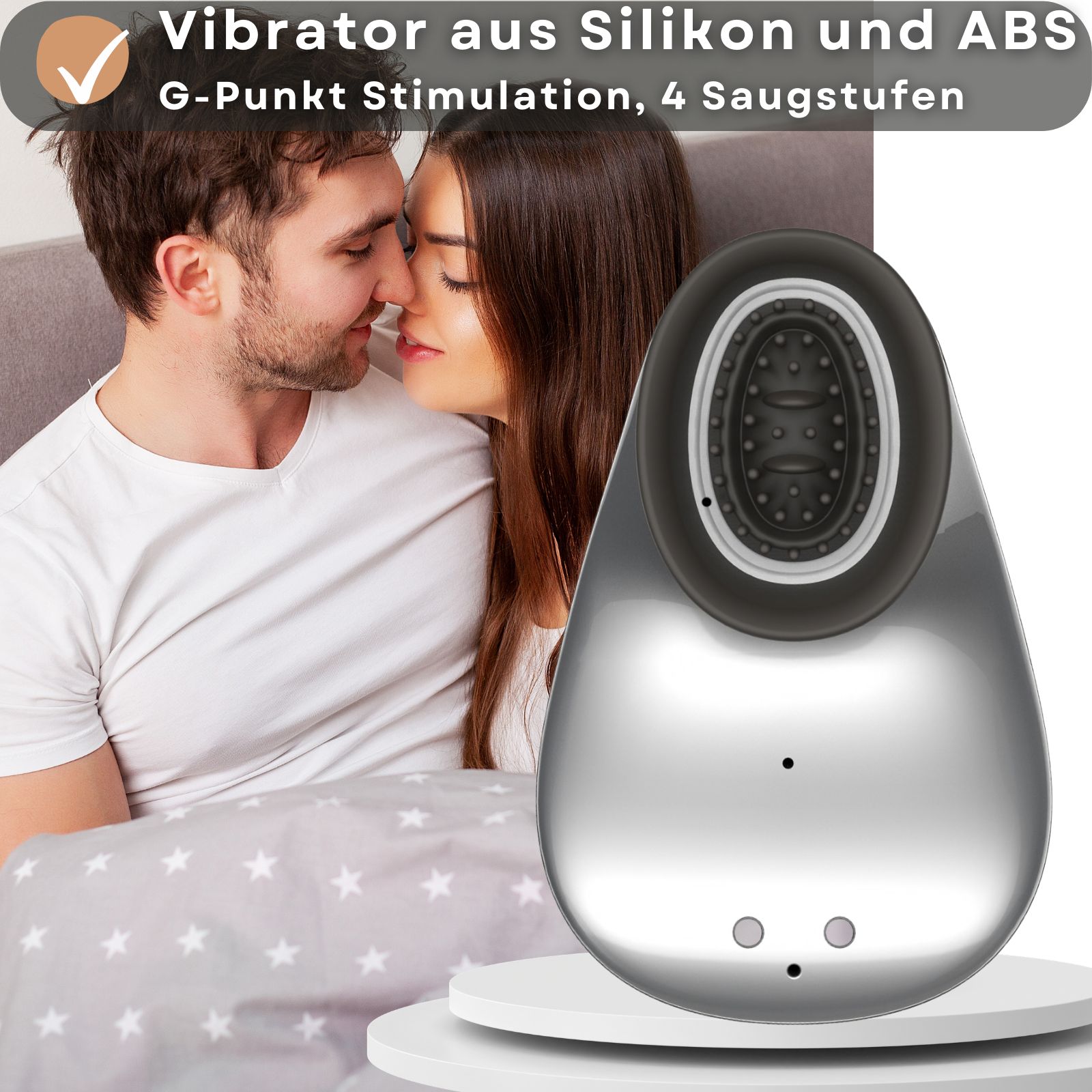 Silberfarbener Vibrator mit schwarzem Aufsatz. Zwei Knöpfe. Paar im Hintergrund. Text: Vibrator aus Silikon und ABS, G-Punkt Stimulation, 4 Saugstufen.