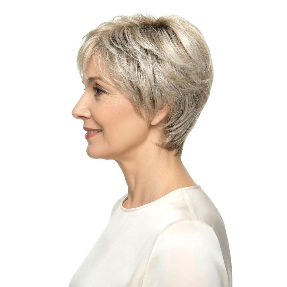 Frau mit Kurzhaarperücke in Grau. Profilansicht. Die Perücke hat einen Pony.