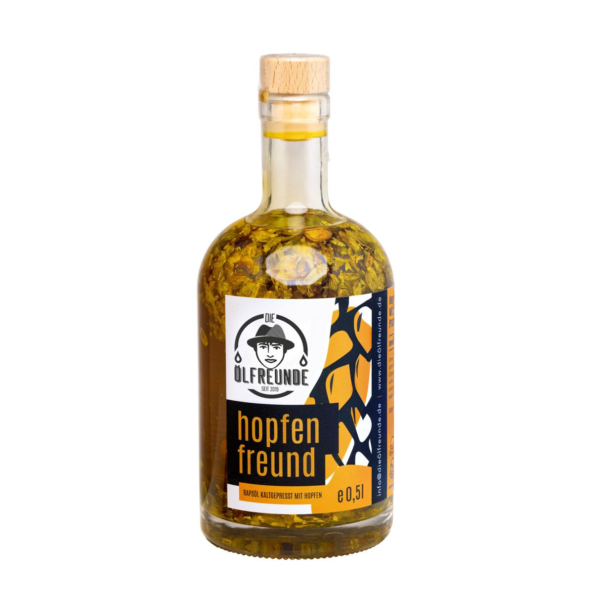 Glasflasche mit gelber Flüssigkeit und Kräutern. Etikett mit Logo und Schriftzug "hopfen freund". Holzverschluss.