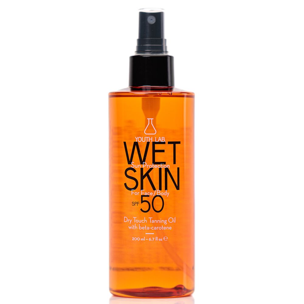 Sprühflasche mit orangefarbenem Inhalt. Aufschrift: YOUTH LAB WET SKIN Sun Protection SPF 50. Für Gesicht/Körper. Trocken-Tanning-Öl.