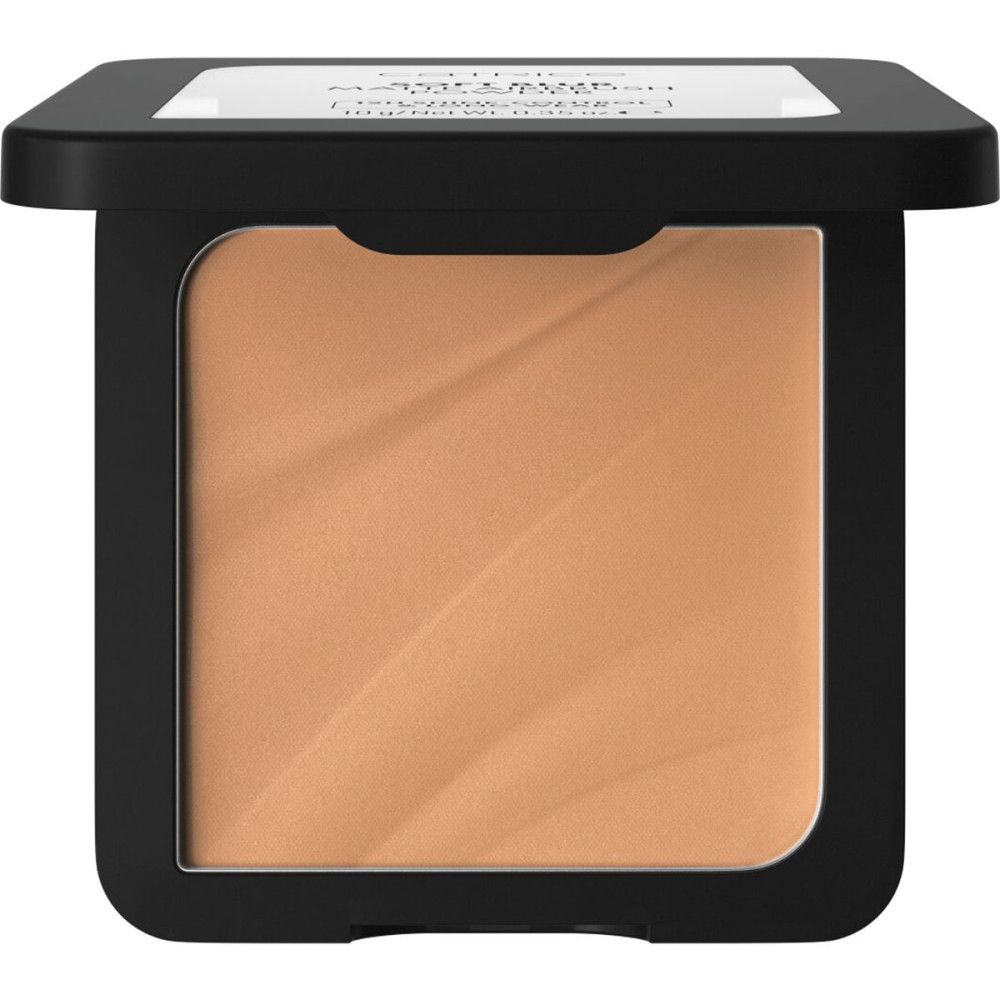 Geöffnete, schwarze Puderdose mit hellem Puder. Oben Schriftzug. Puder mit leicht gewellter Oberfläche. Quadratische Form.
