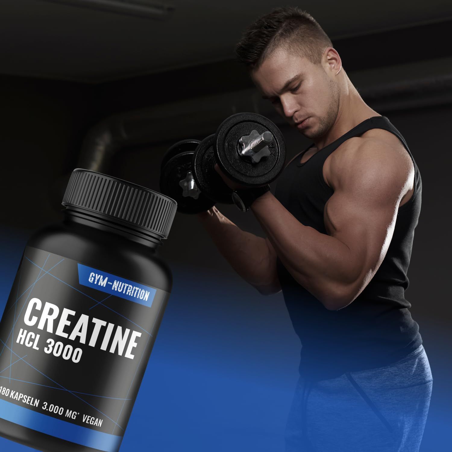 Mann trainiert mit Hanteln. Im Vordergrund: Kapsel-Dose mit blauem Etikett. Aufschrift: CREATINE HCL 3000. Marke: GYM-NUTRITION.