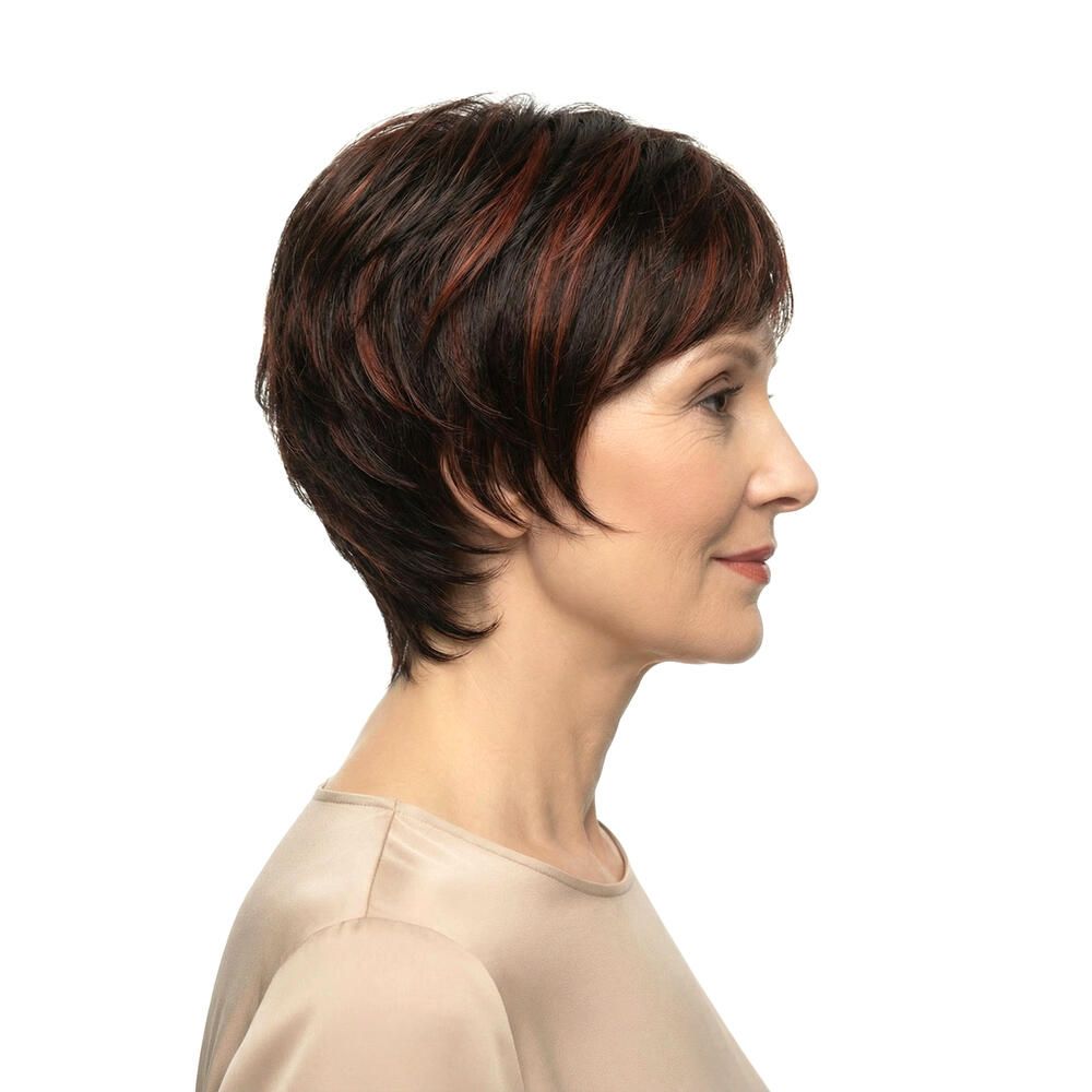 Frau mit brauner Perücke. Kurzer, gestufter Schnitt mit roten Strähnen. Profilansicht.