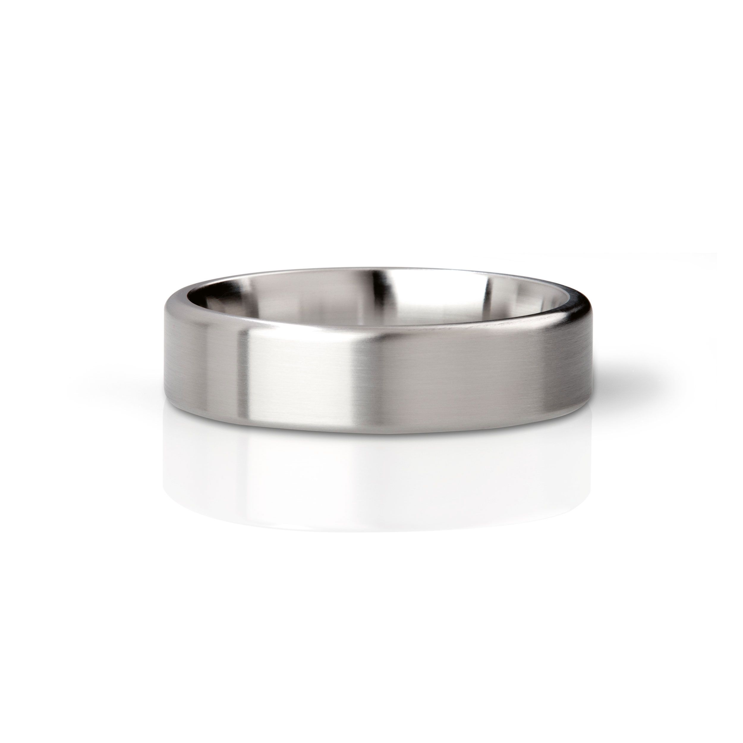 Ring aus gebürstetem Metall. Runde Form, flache Oberfläche. Reflexion auf weißem Untergrund.