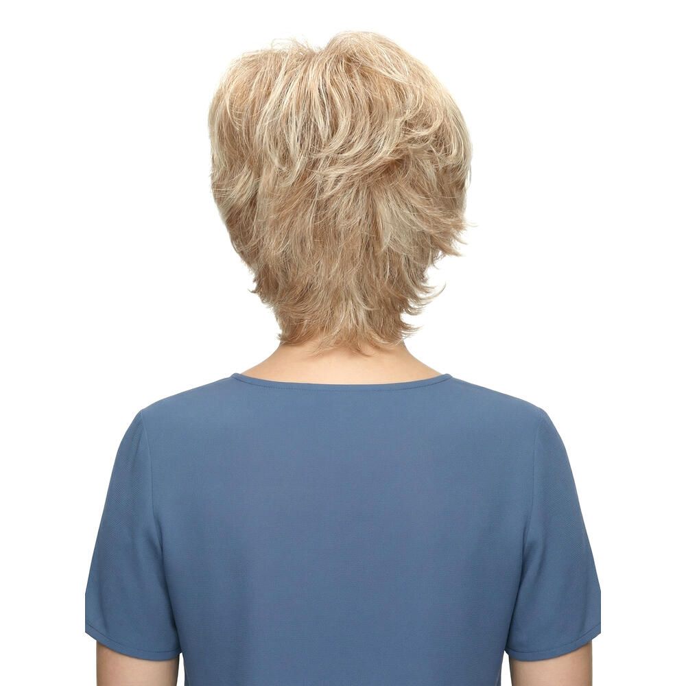 Rückansicht einer blonden Kurzhaarperücke. Frau mit blauem Oberteil.