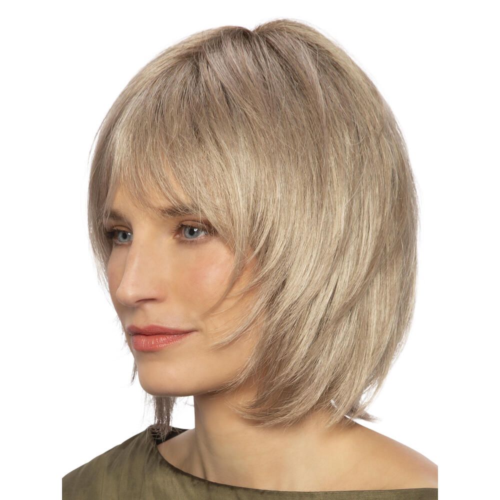 Perücke Renée von trendhair, blond, mit Pony. Seitenansicht einer Frau.