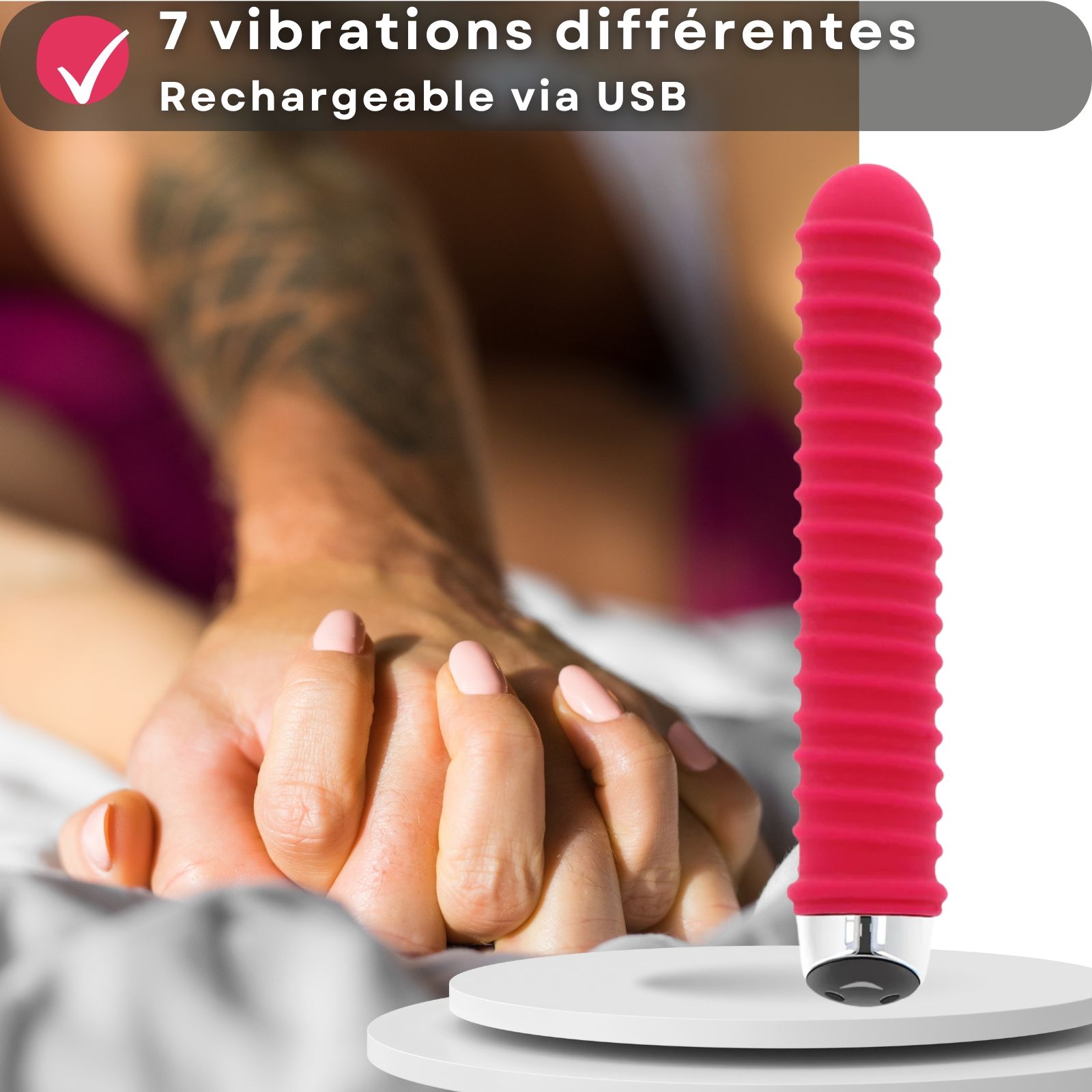 Vibrateur rouge rainuré. Texte: 7 vibrations différentes, rechargeable par USB.