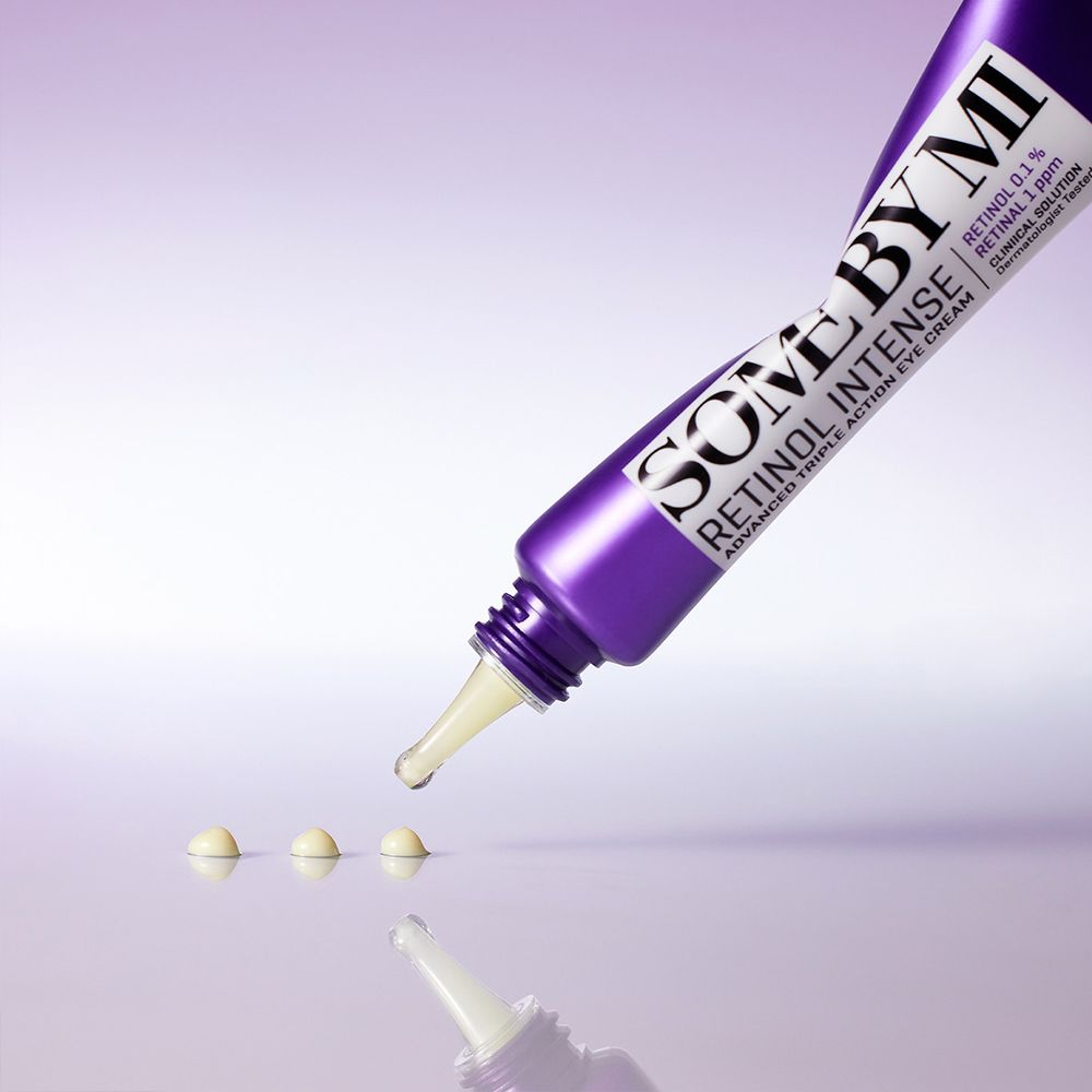 Lila Tube, Creme tropft heraus. Aufschrift: SOME BY MI Retinol Intense Advanced Triple Action Eye Cream.