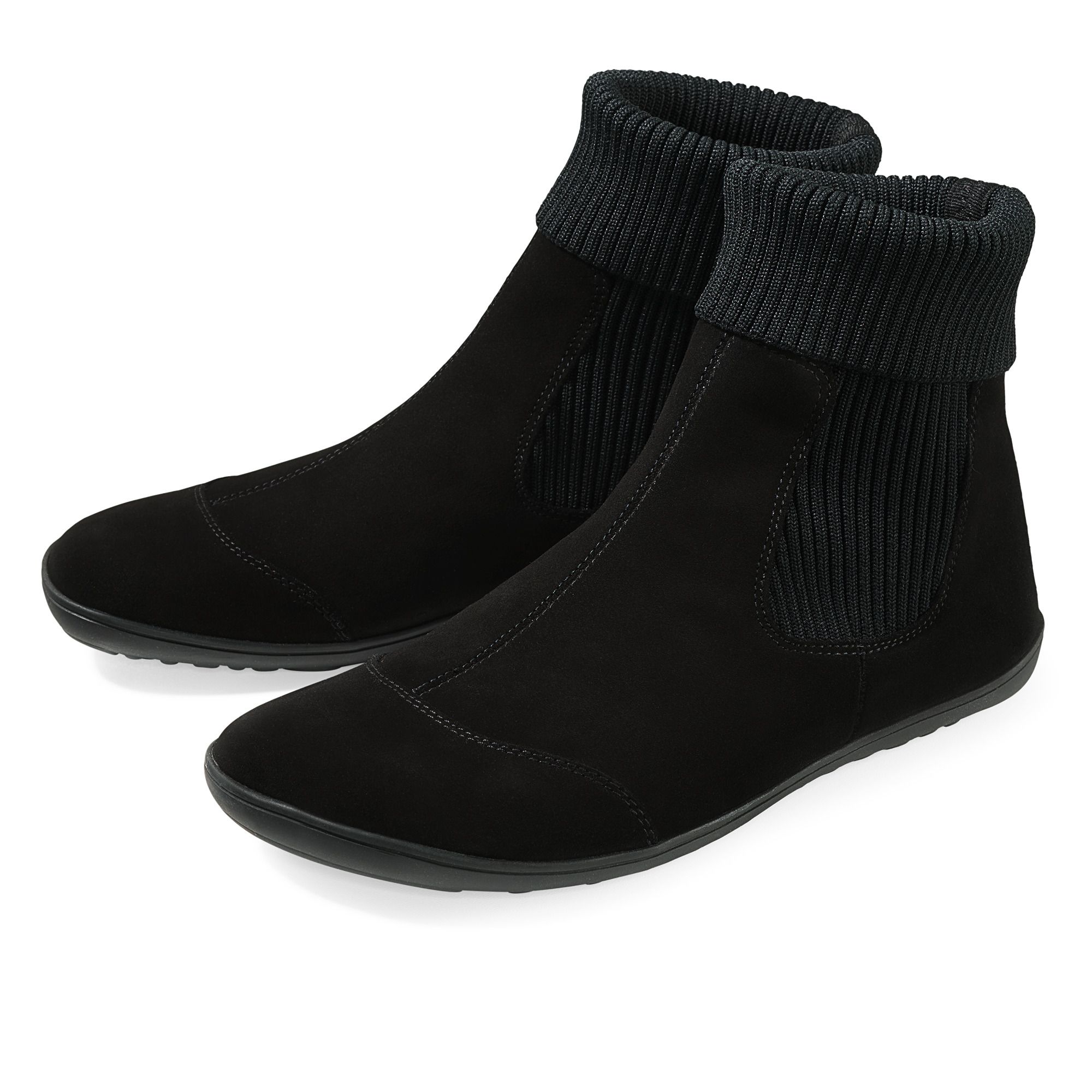 Schwarze Stiefeletten mit breiter Passform. Obermaterial aus Wildleder, gerippter Schaft. Flache Sohle.
