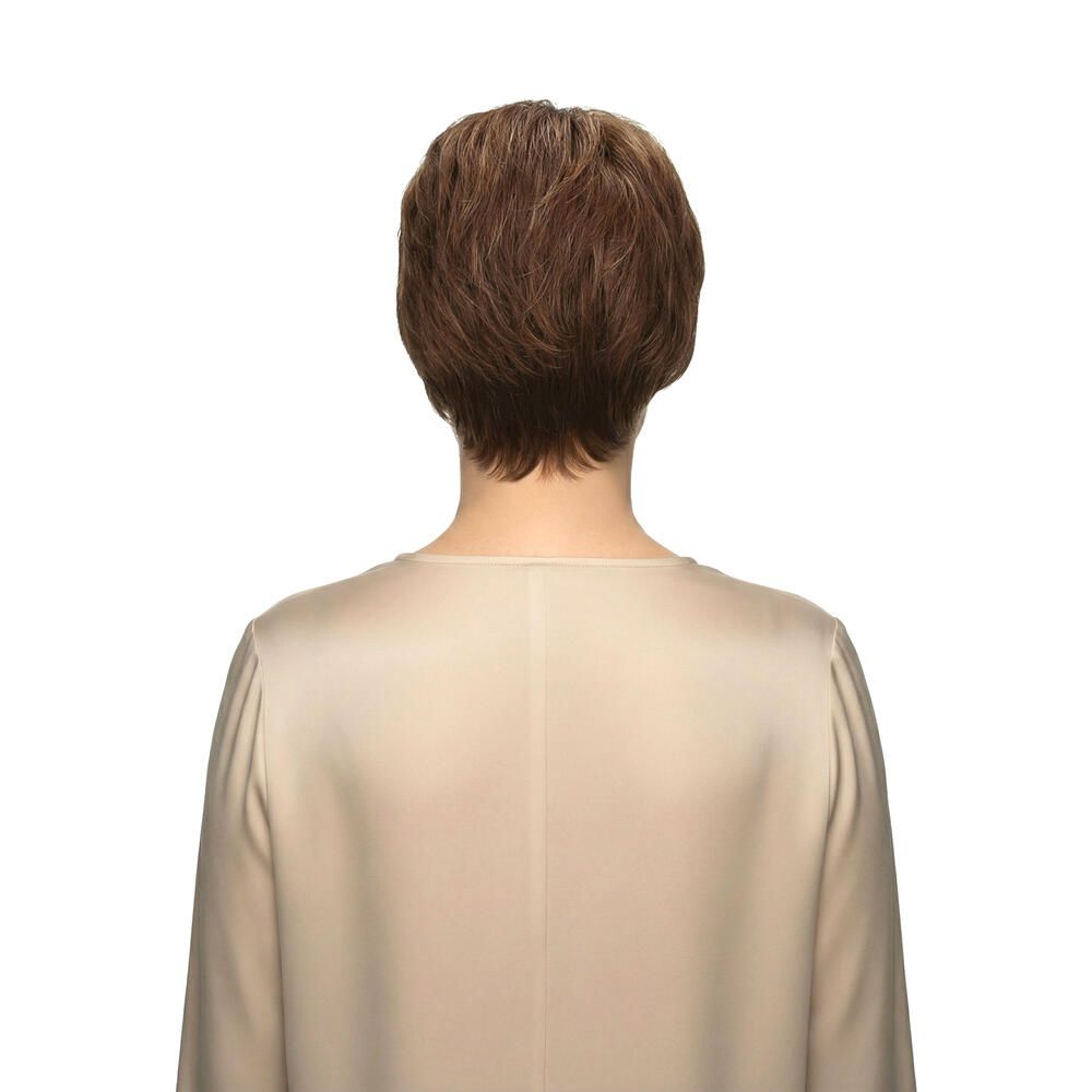 Kurzhaarperücke, braun, auf einer Frau. Rückansicht. Helles Oberteil.