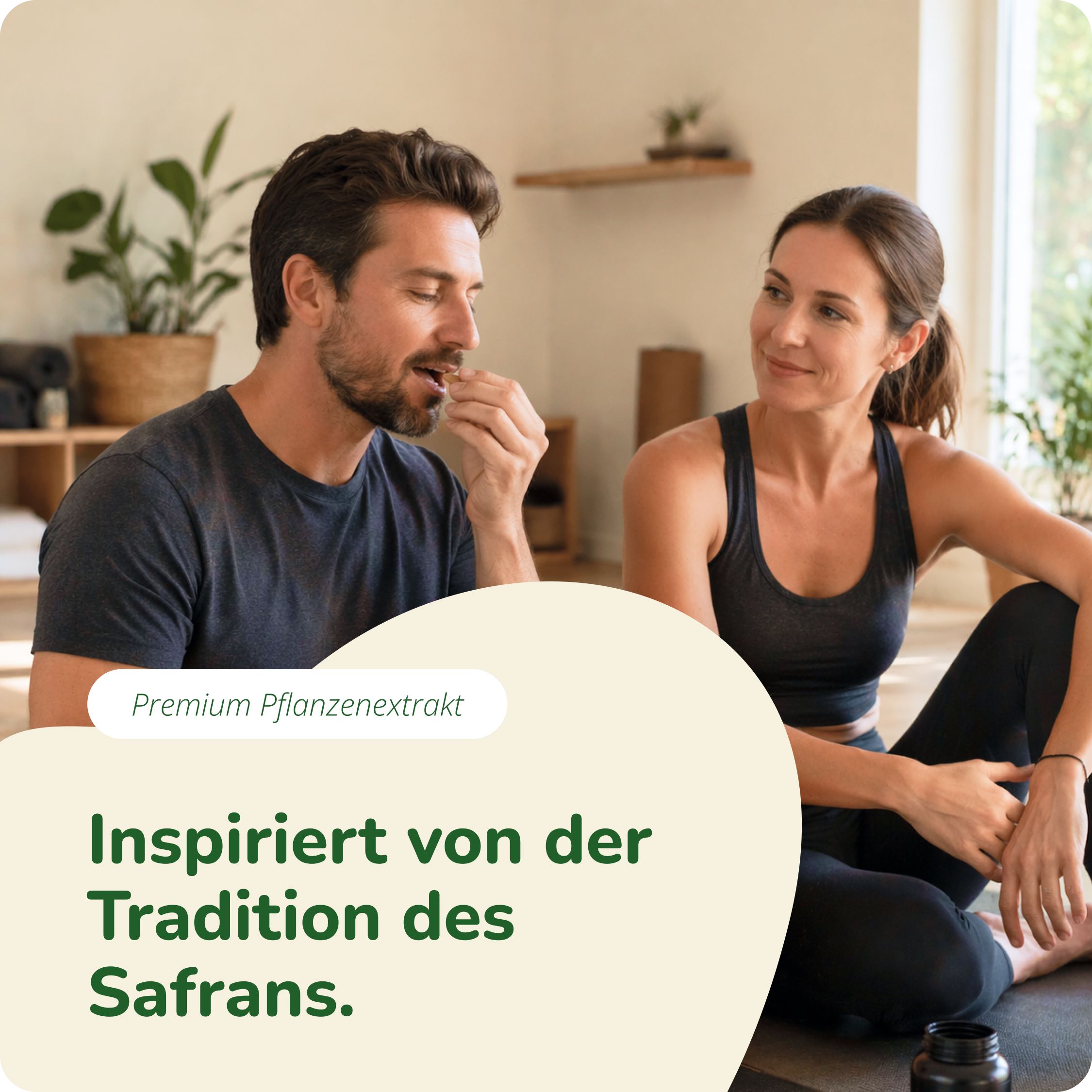 Mann und Frau in Sportkleidung auf einer Matte, Mann isst etwas, Frau schaut zu.