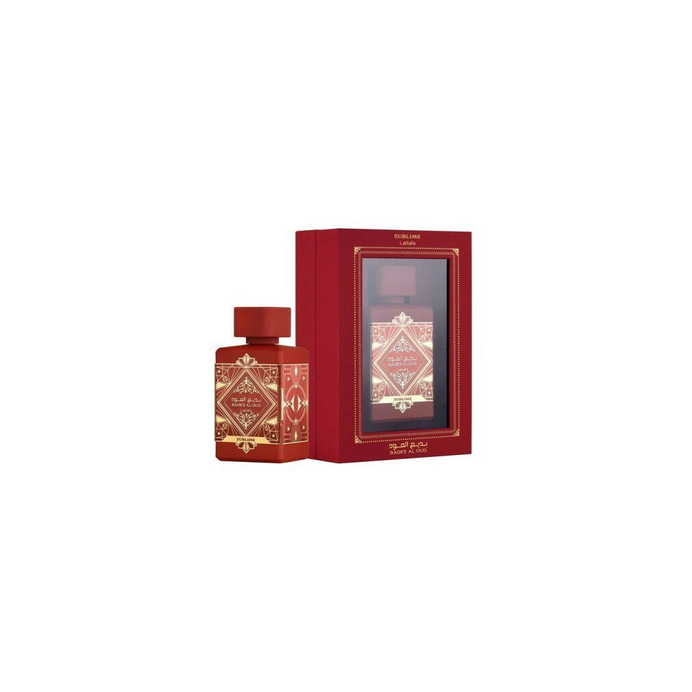 Rote Flasche mit goldfarbenen Verzierungen und arabischer Schrift. Steht neben einer roten Schachtel mit Fenster.