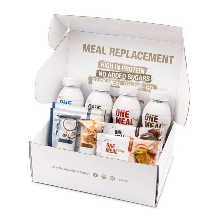 Geöffnete Box mit nupo ONE MEAL+ Produkten: Flaschen, Riegel und Beutel. Text: Meal Replacement.