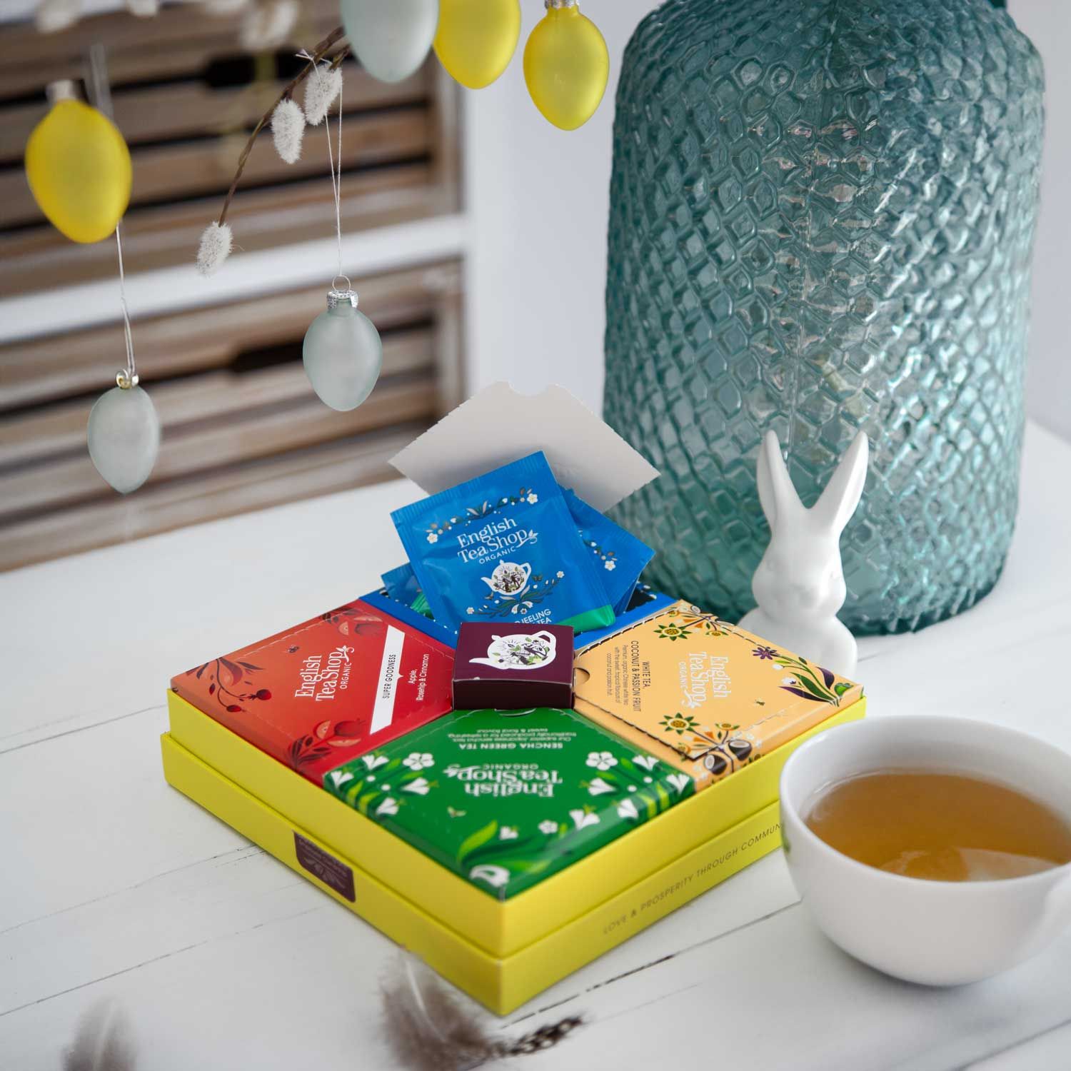 Geschenkbox mit Teebeuteln, Teetasse und Osterdekoration. Bio-Siegel. Tasse mit Tee.