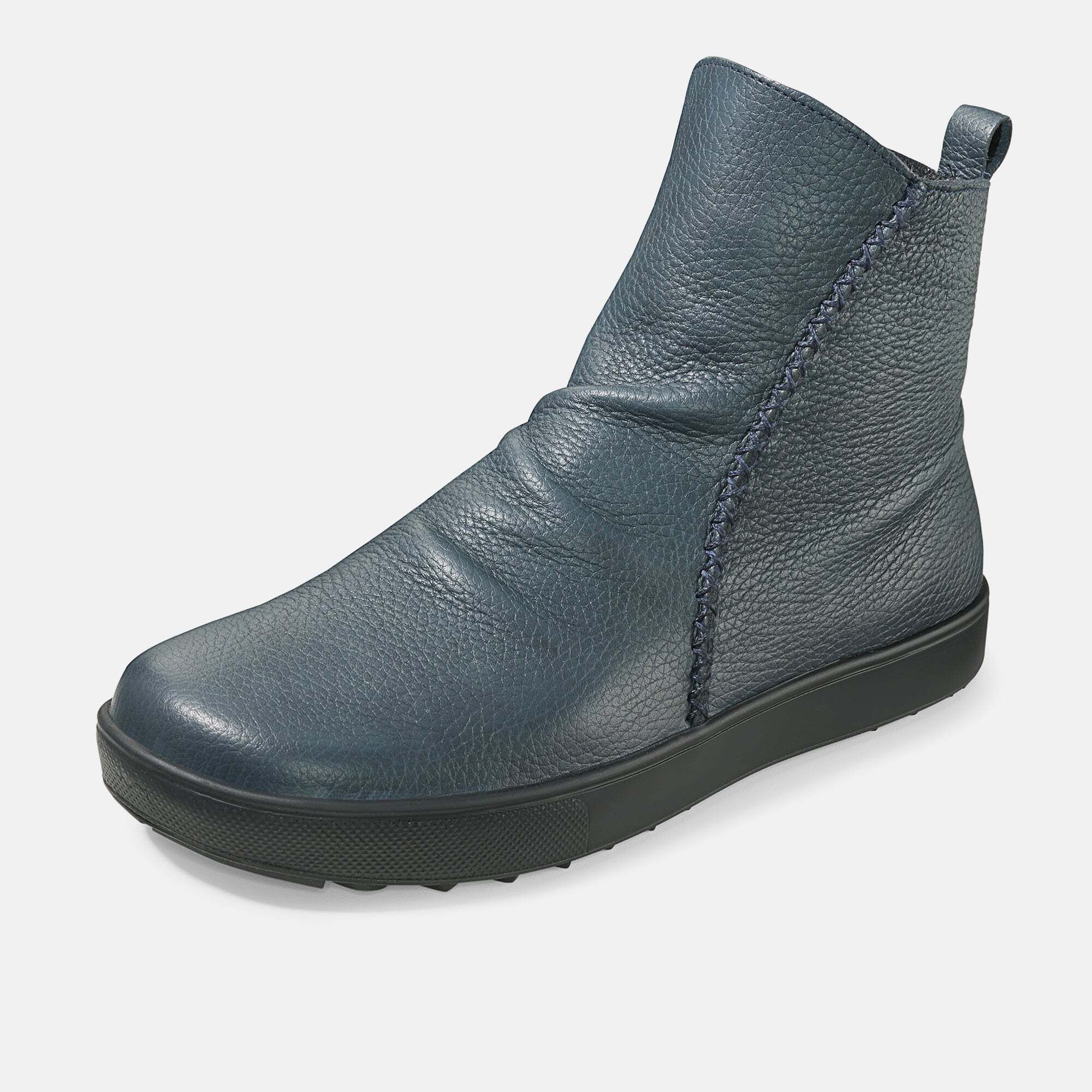 Blaue Stiefelette aus Leder mit schwarzer Sohle. Seitliche Ziernaht. Schuh von der Seite, leicht schräg gestellt.