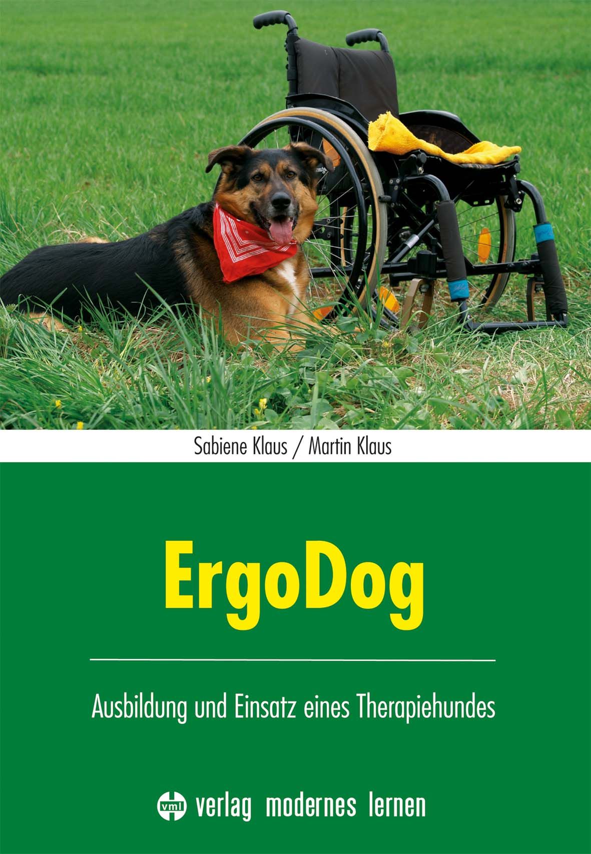 Buchcover mit Titel "ErgoDog". Ein Hund mit rotem Halstuch liegt im Gras neben einem Rollstuhl. Autoren: Sabine Klaus/Martin Klaus.