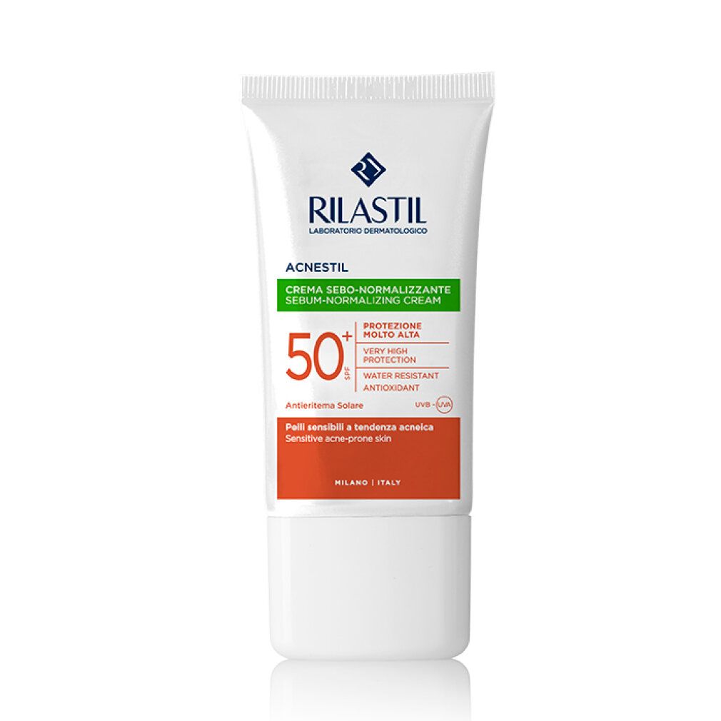 Weiße Tube mit RILASTIL® und ACNESTIL. Grün-rotes Etikett mit SPF 50+. Sebumnormalisierende Creme.