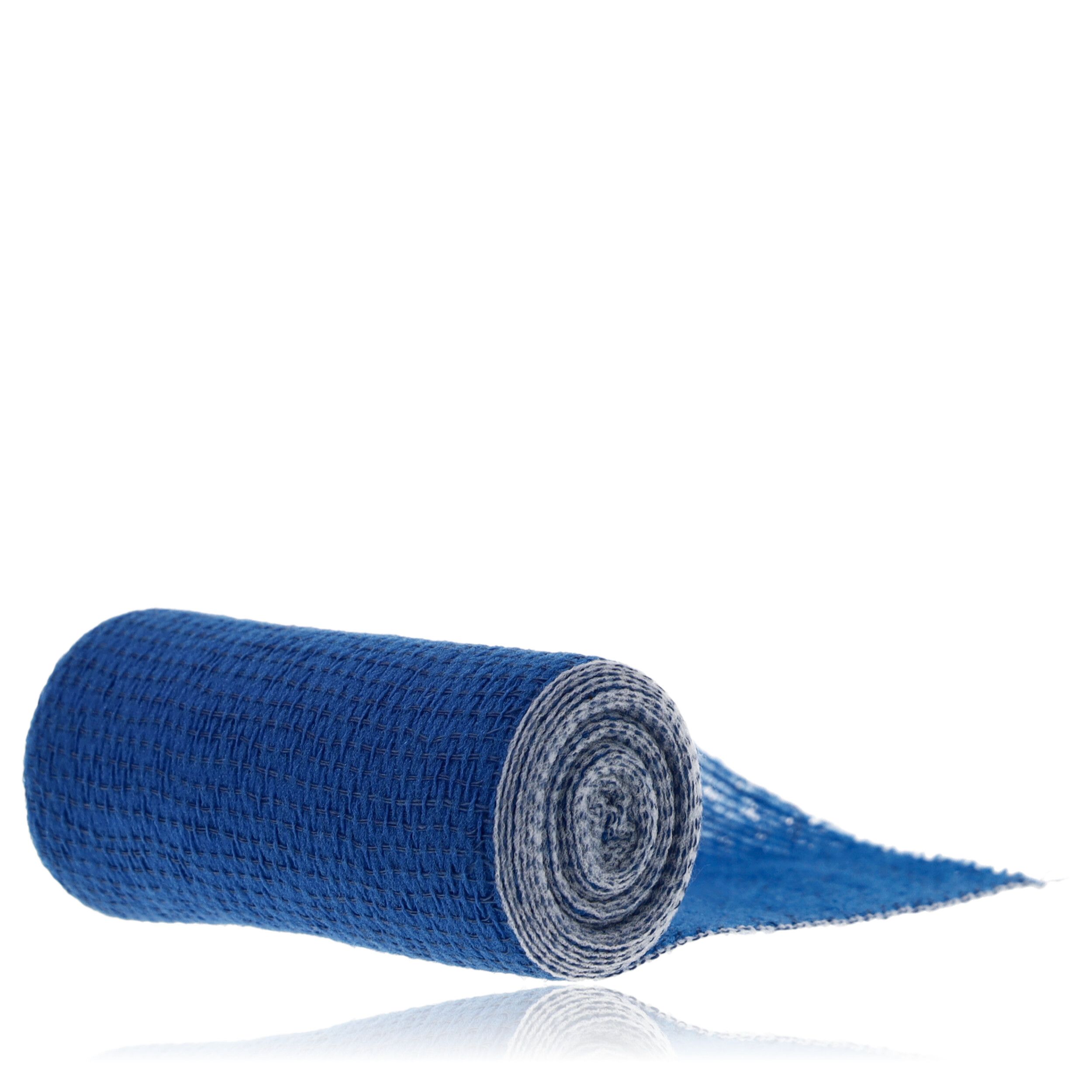 Gerollte Fixierbinde, blau. Teilweise abgerollt, zeigt blau-weiße Innenseite. Gewebte Struktur.