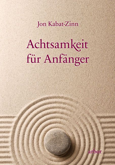 Buchcover mit Titel "Achtsamkeit für Anfänger" von Jon Kabat-Zinn. Stein auf Sand mit konzentrischen Kreisen. Arbor-Logo.