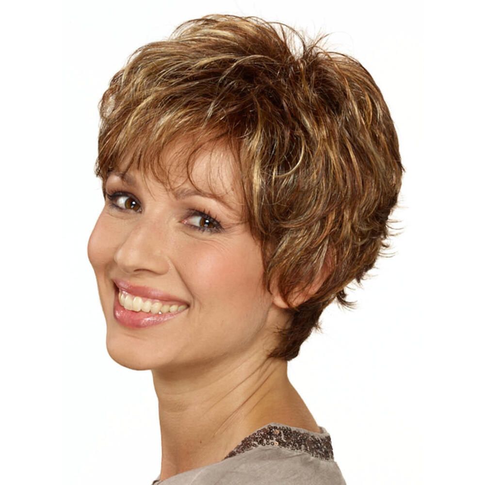 Kurzhaarperücke mit braunen und blonden Strähnen. Frau lächelt in die Kamera. Seitliche Ansicht.