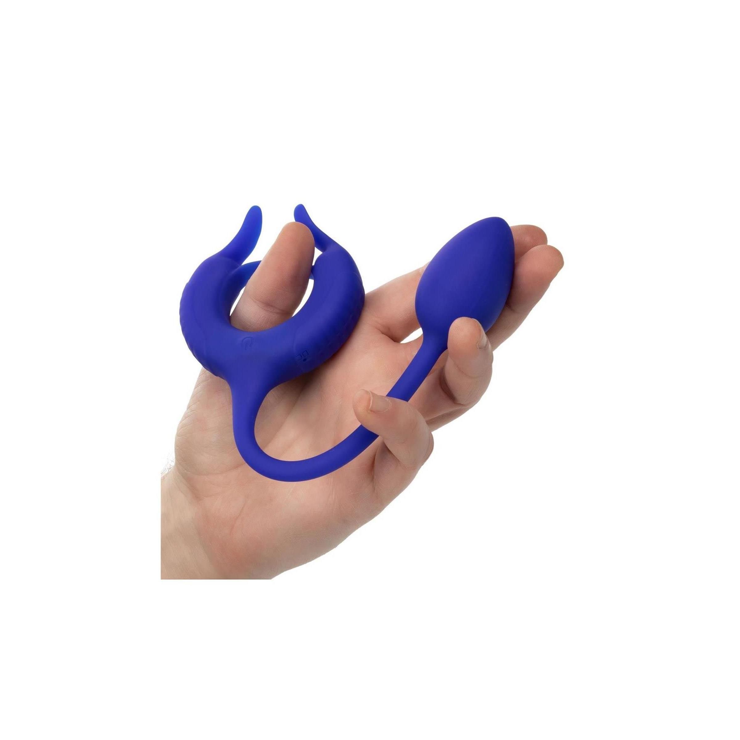 Blauer Cockring mit Ring und kegelförmigem Ende. In einer Hand gehalten.