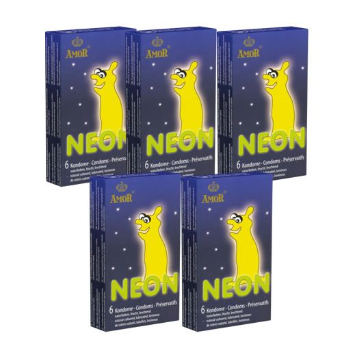 Fünf Schachteln Amor Neon Kondome. Blaue Verpackung mit gelbem Neon-Schriftzug und Cartoon-Figur. Enthält jeweils 6 Kondome.
