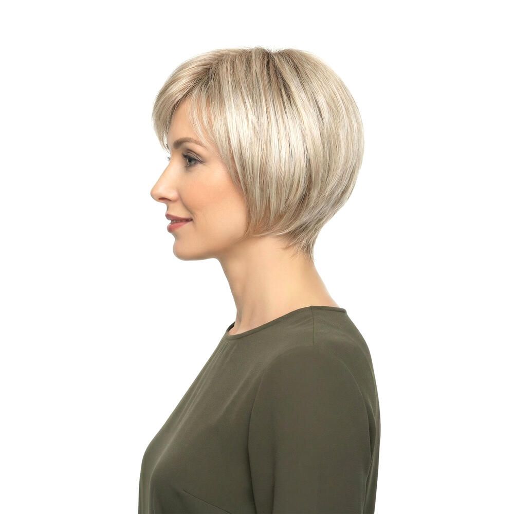 Blond gefärbte Perücke mit kurzem, gewelltem Schnitt. Seitenansicht einer Frau mit grünem Oberteil.