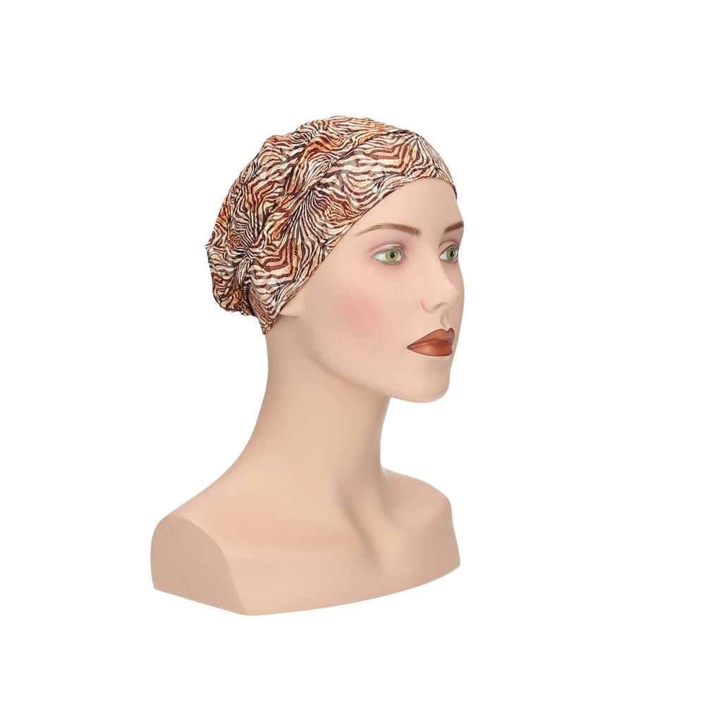 Turban mit Zebra-Muster auf einer Schaufensterpuppe. Dreiviertelansicht.